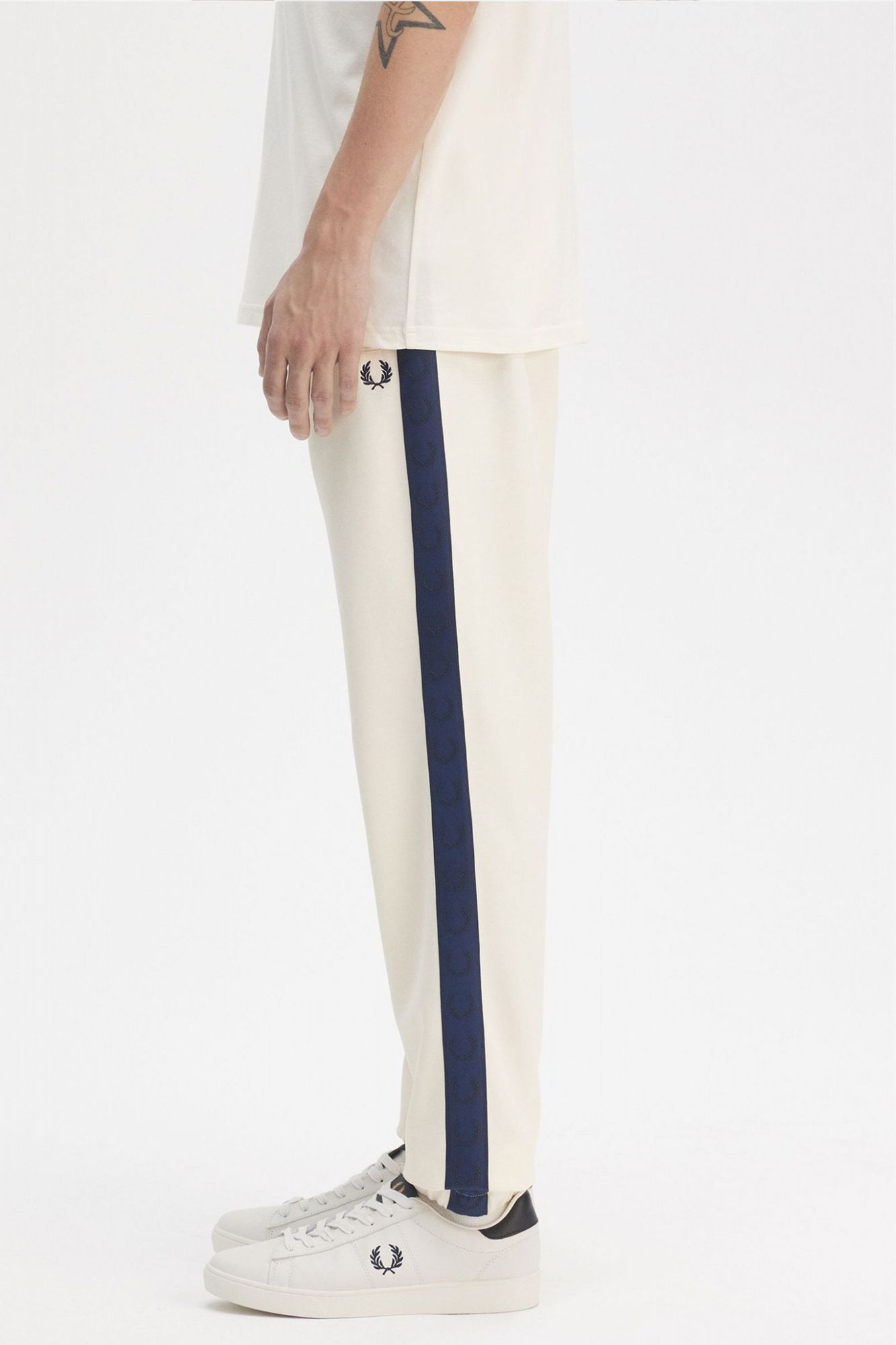 FRED PERRY CONTRAST TAPED TRACK PANT en color BEIS (3)