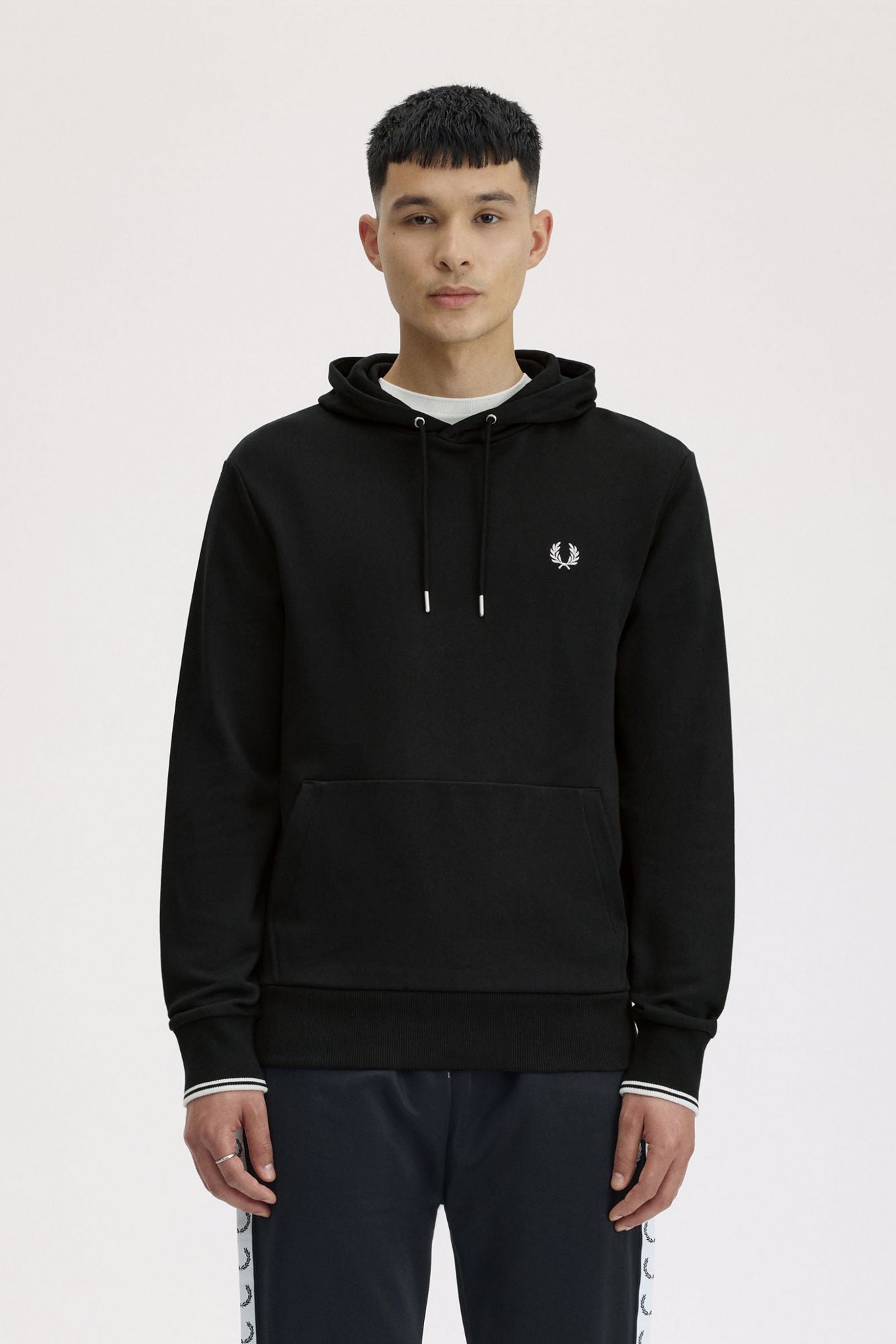 FRED PERRY HOODIE en color NEGRO (1)