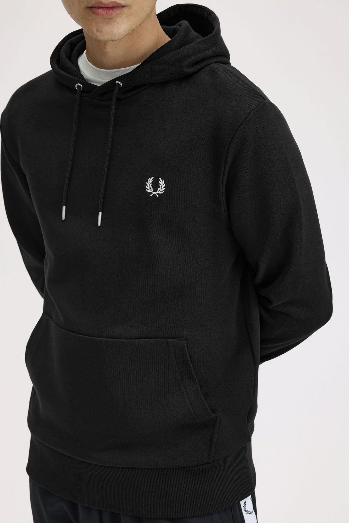 FRED PERRY HOODIE en color NEGRO (4)