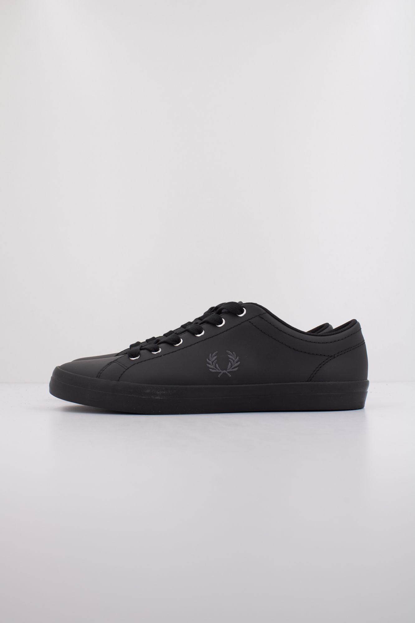 FRED PERRY BASELINE LEATHER en color NEGRO (1)
