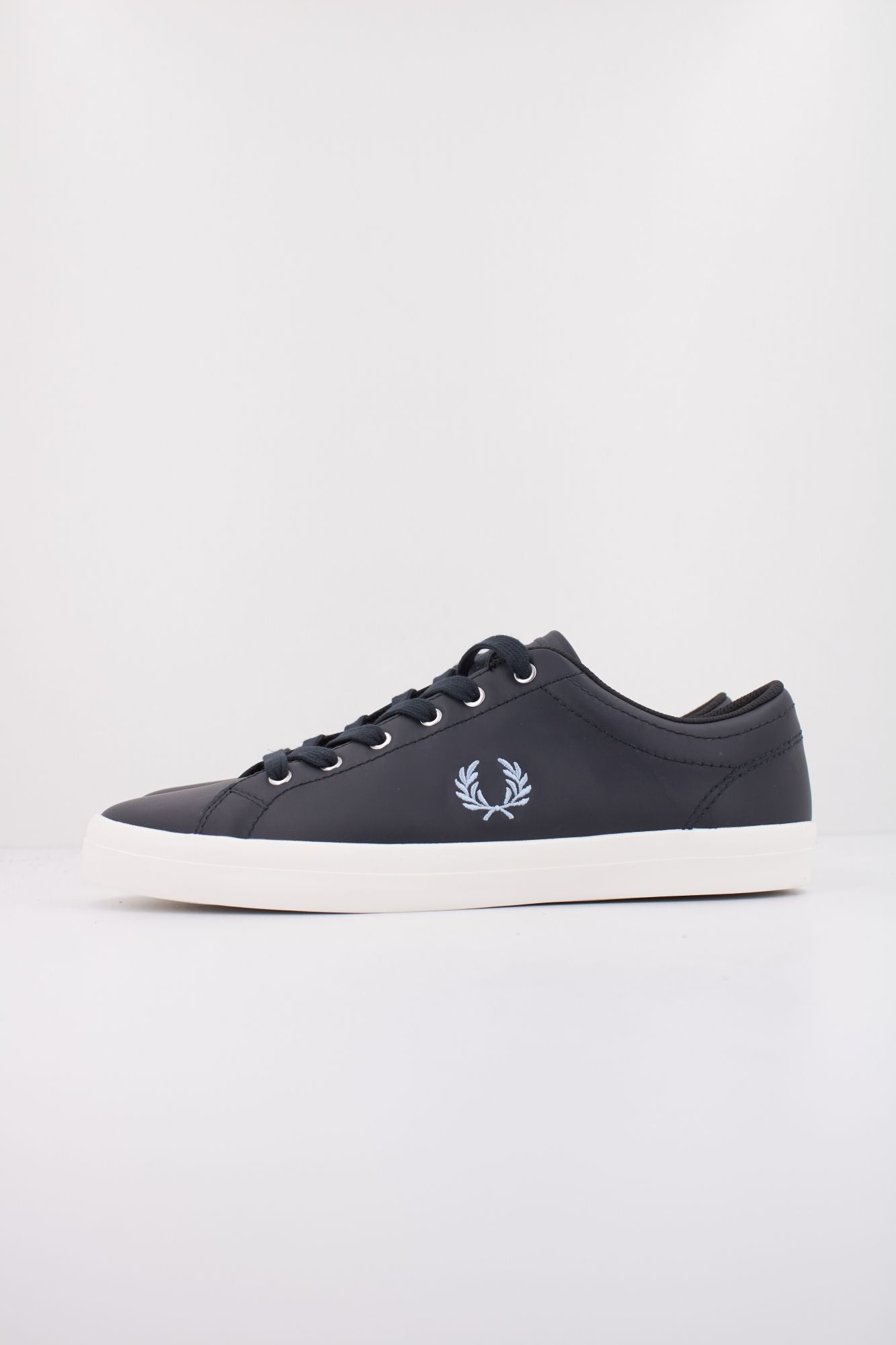 FRED PERRY BASELINE LEATHER en color AZUL (1)