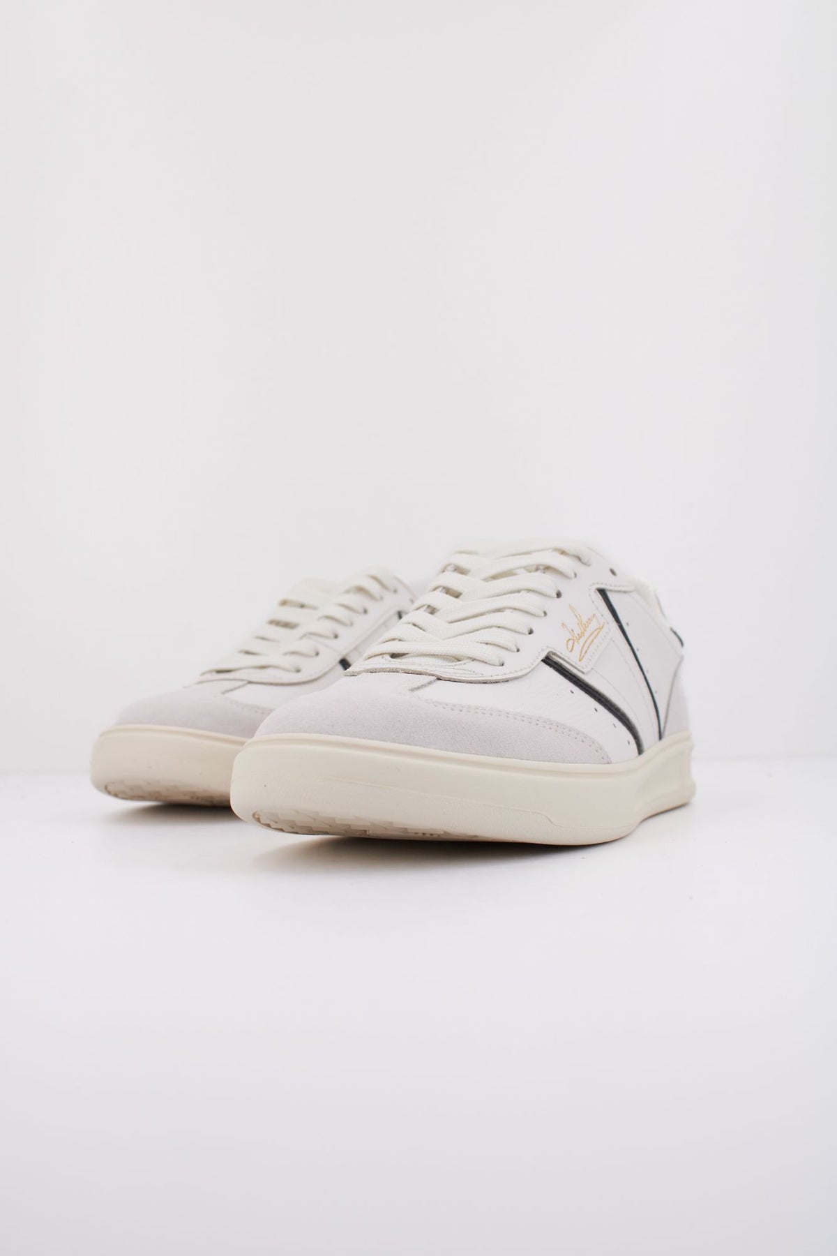 FRED PERRY B4 EMBOSSED LEATHER B1322 en color BLANCO (2)