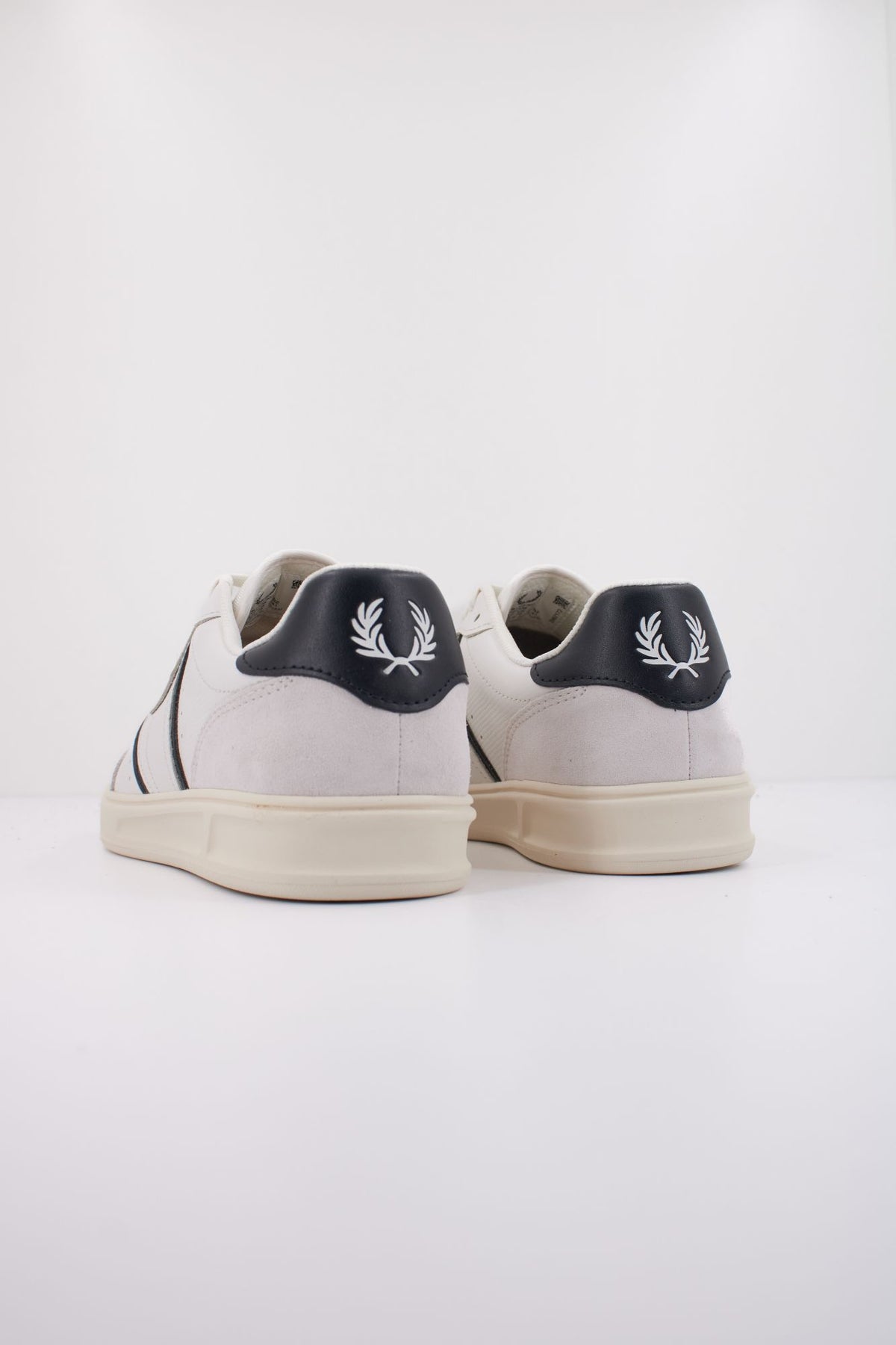 FRED PERRY B4 EMBOSSED LEATHER B1322 en color BLANCO (4)