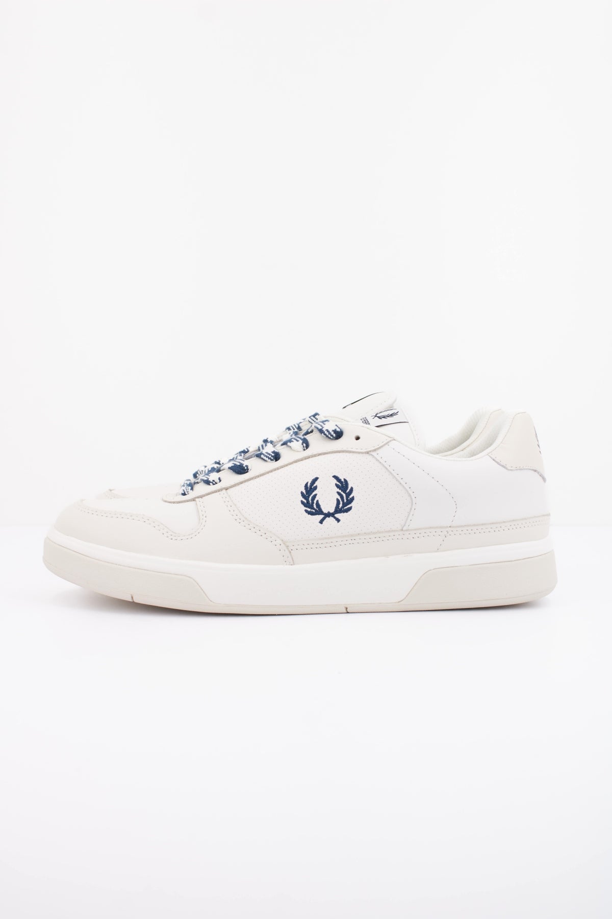 FRED PERRY PERF LEATHER en color BLANCO (1)