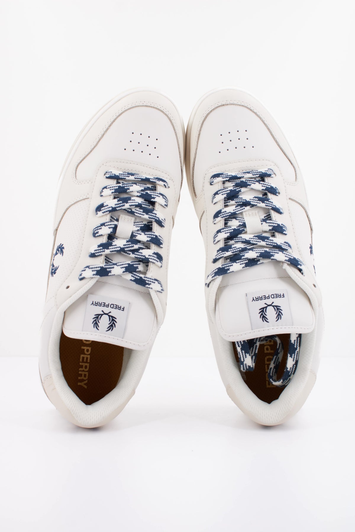 FRED PERRY PERF LEATHER en color BLANCO (3)