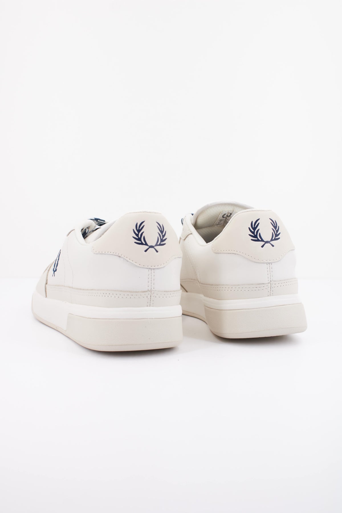 FRED PERRY PERF LEATHER en color BLANCO (4)