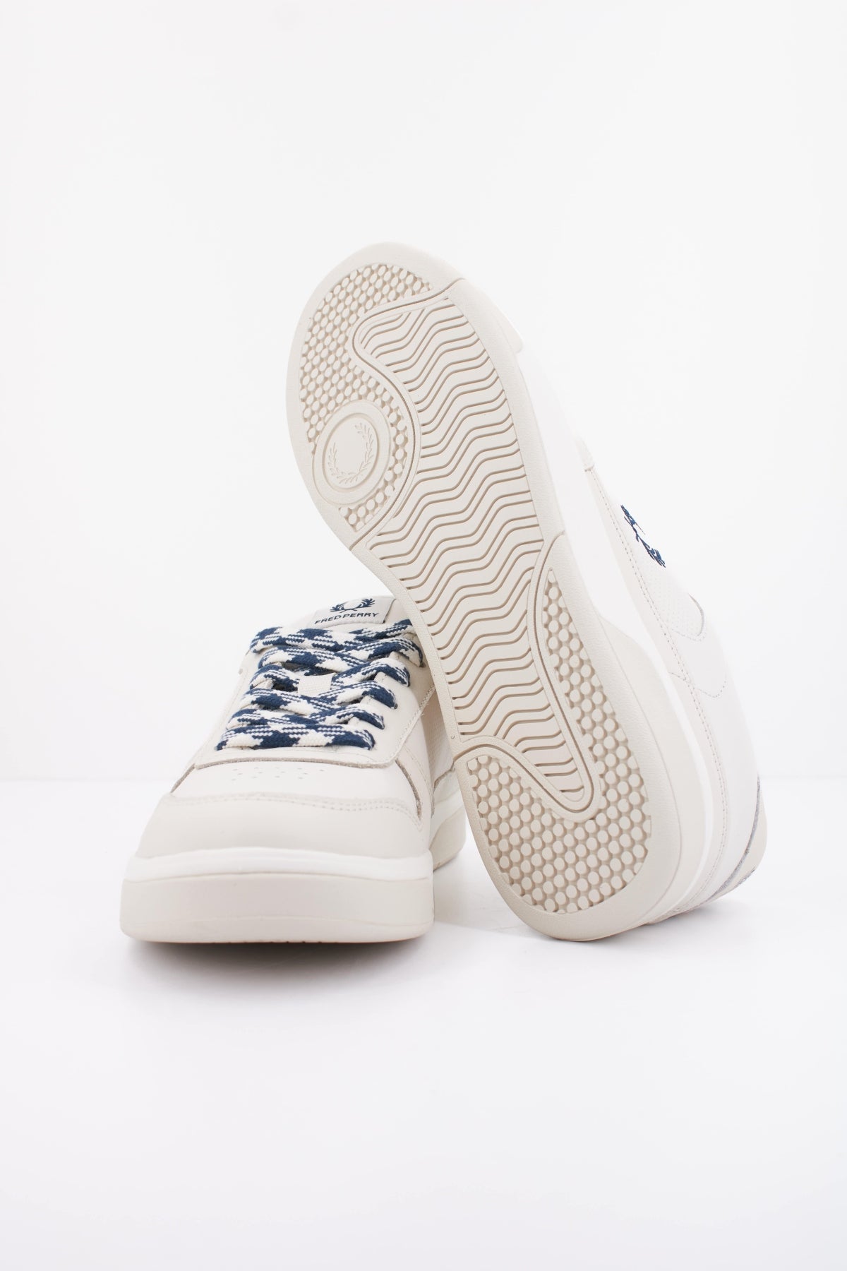 FRED PERRY PERF LEATHER en color BLANCO (5)