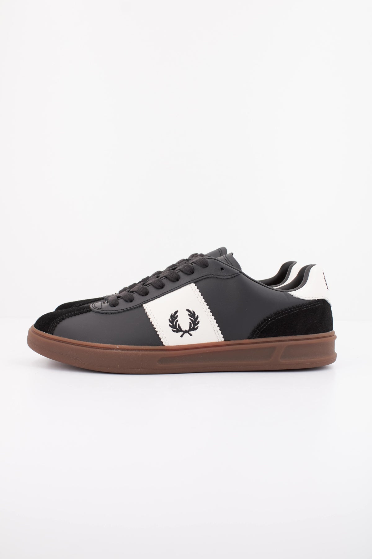 FRED PERRY B4 LEATHER SUEDE B9314 en color NEGRO (1)