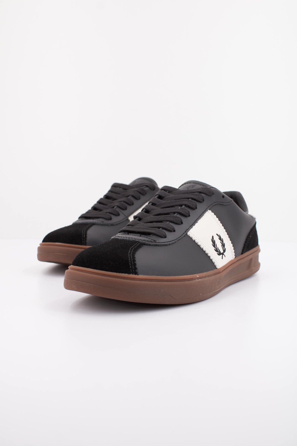FRED PERRY B4 LEATHER SUEDE B9314 en color NEGRO (2)