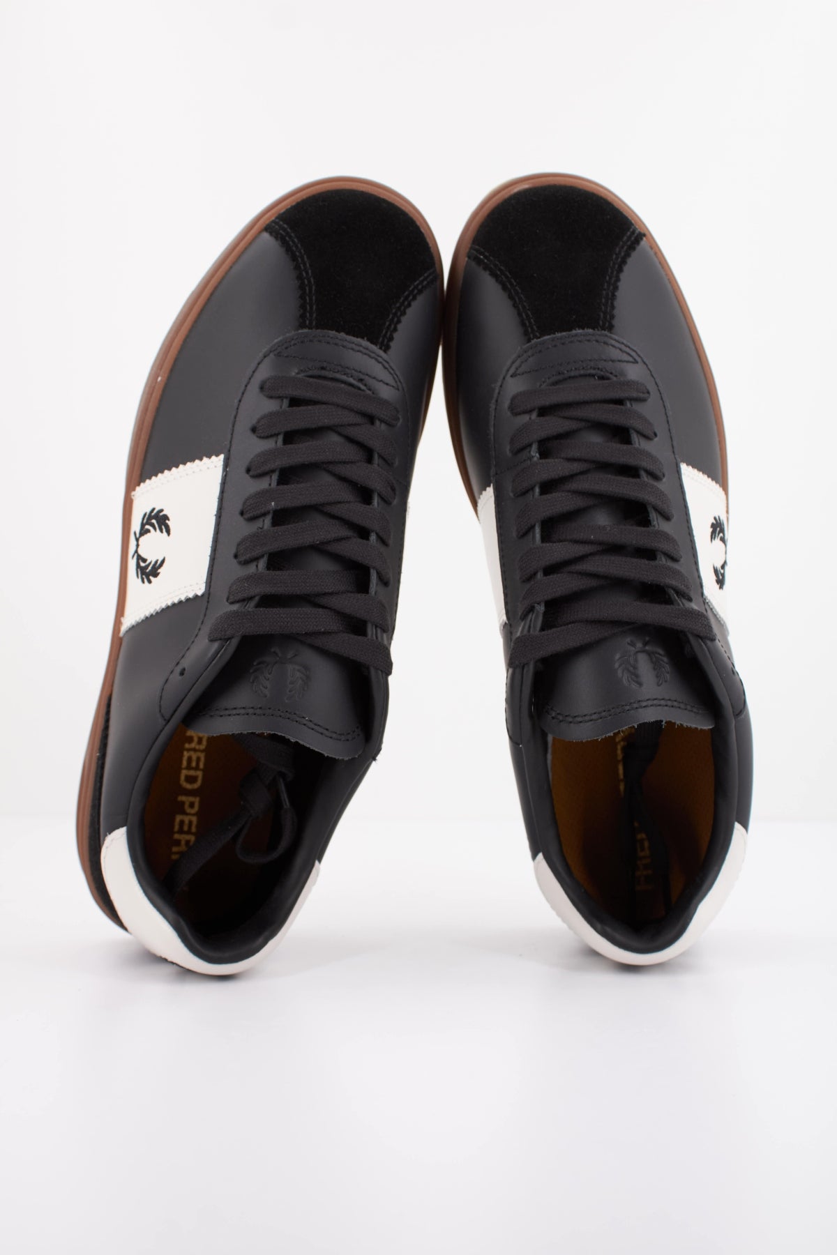 FRED PERRY B4 LEATHER SUEDE B9314 en color NEGRO (3)
