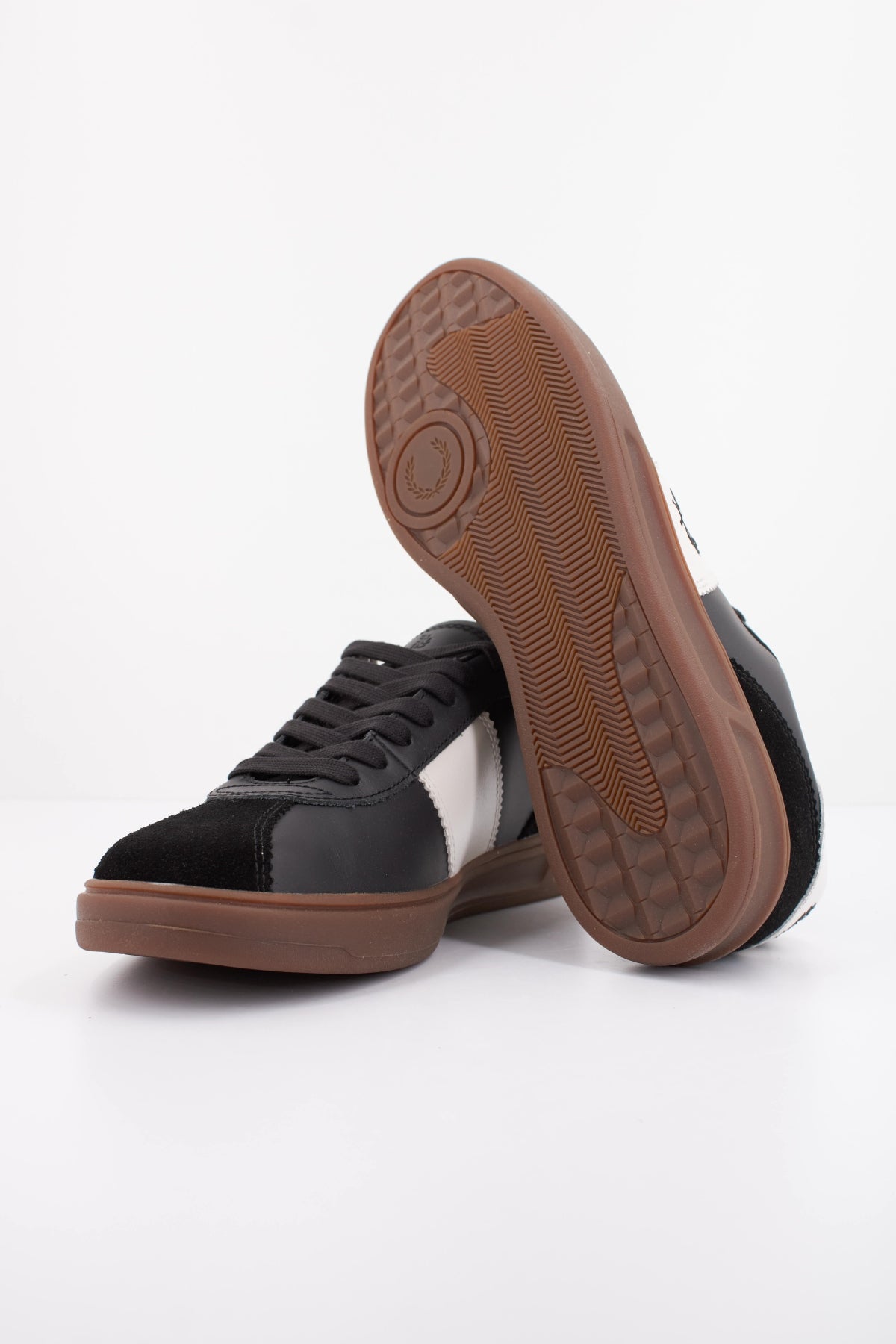FRED PERRY B4 LEATHER SUEDE en color NEGRO (5)