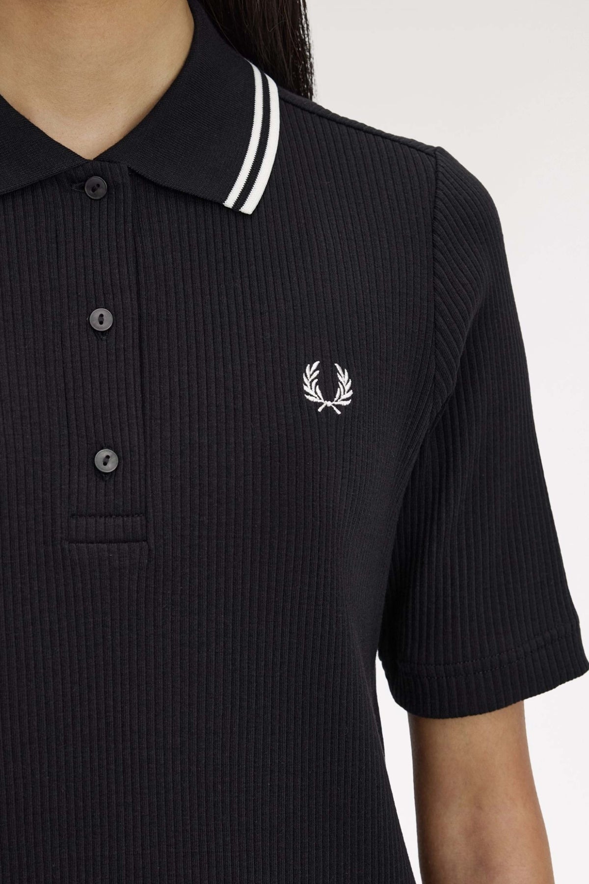 FRED PERRY RIBBED POLO DRESS en color NEGRO (2)