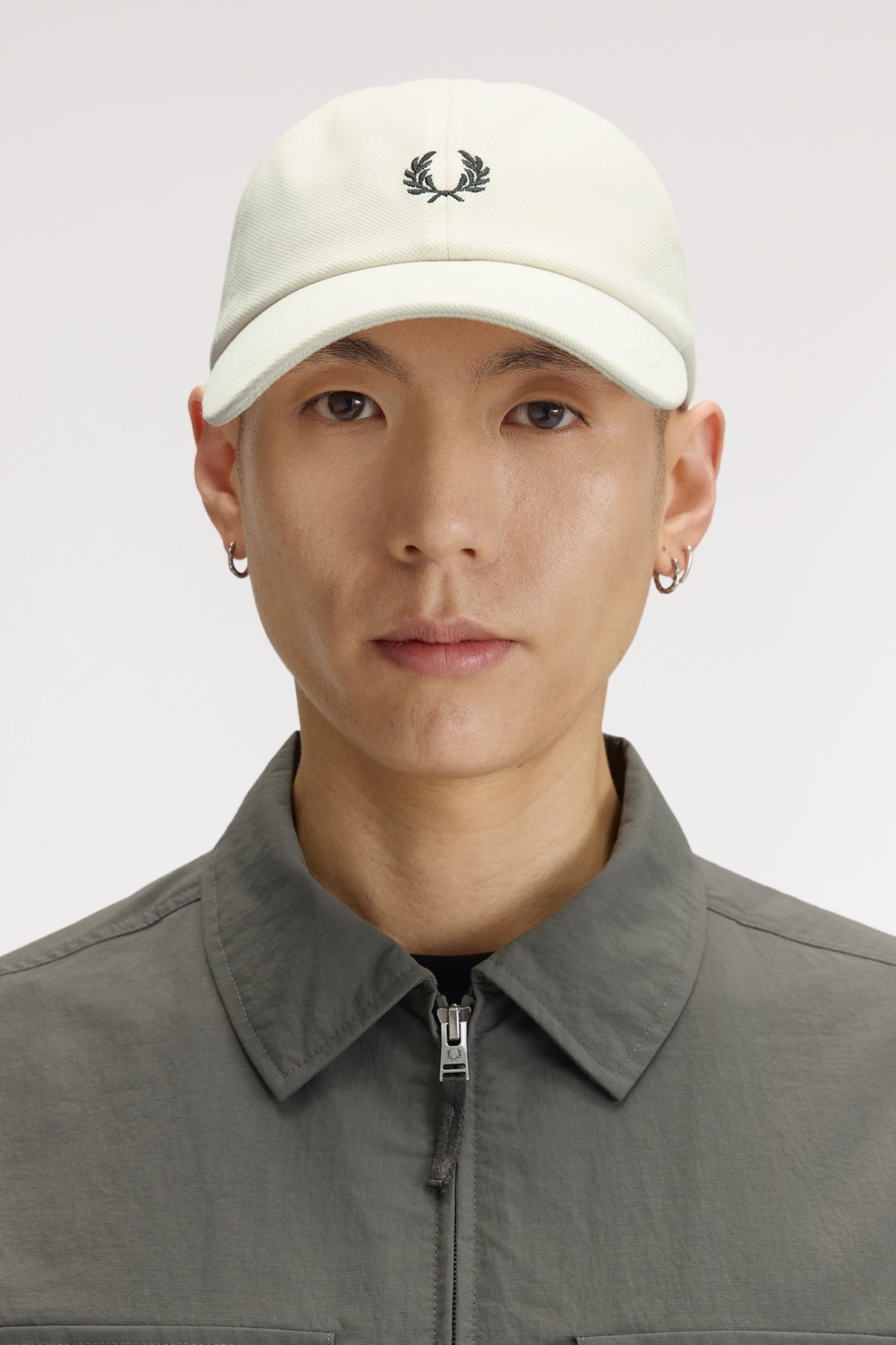 FRED PERRY PIQUE CLASSIC CAP HW2295FP en color BLANCO (5)