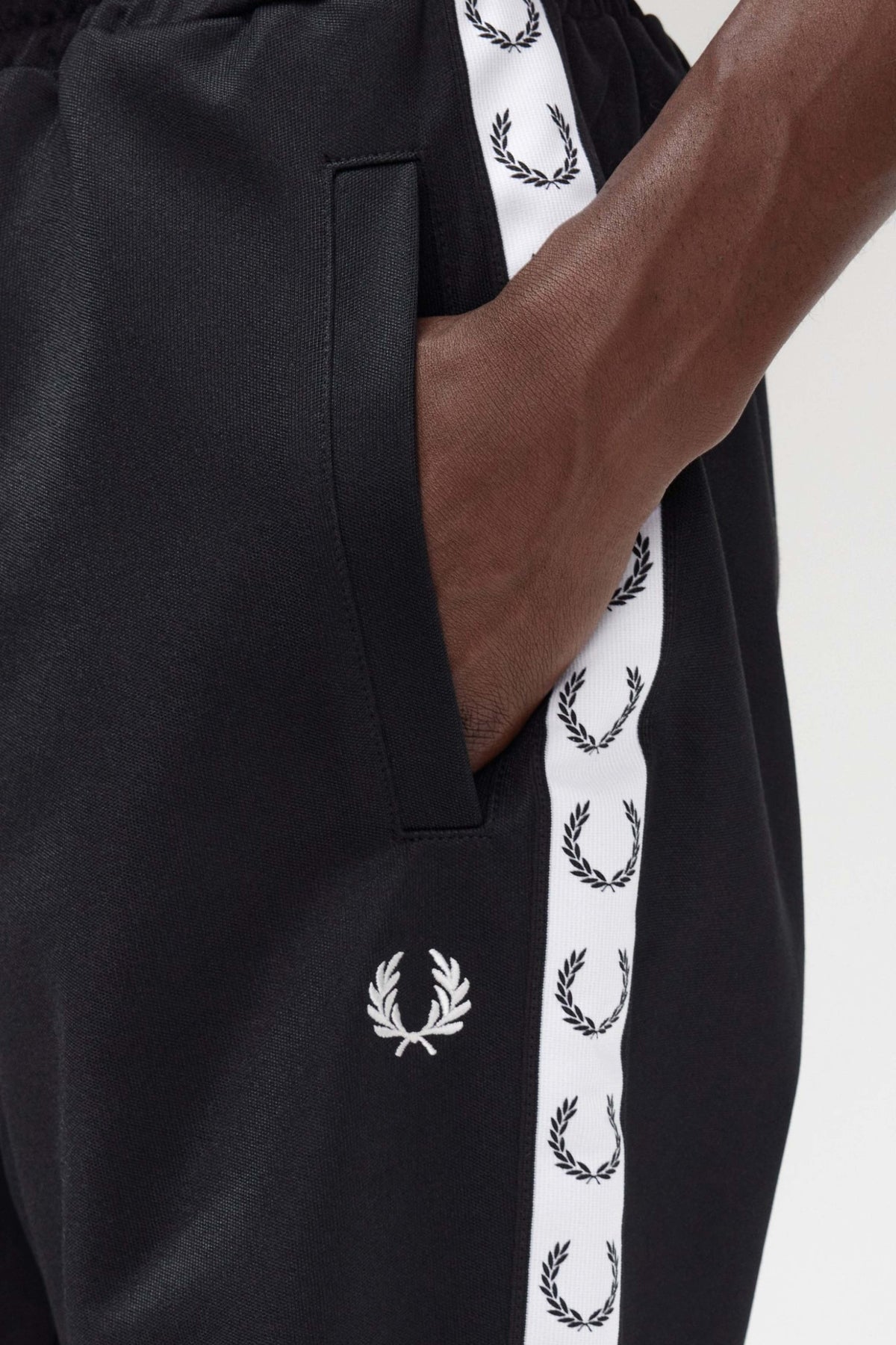 FRED PERRY TAPED TRICOT SHORT en color NEGRO (3)
