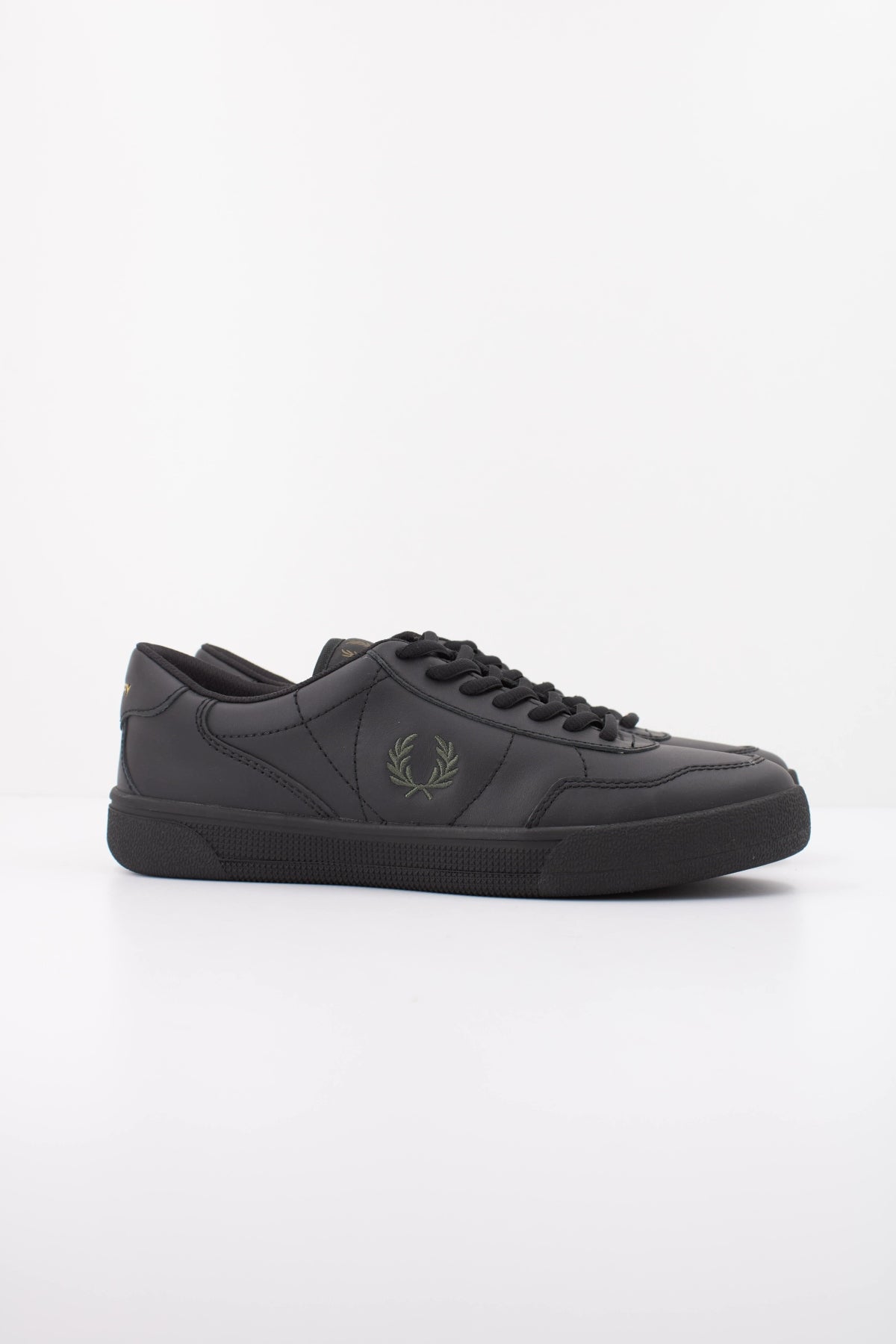 FRED PERRY B11 LEATHER en color NEGRO (2)