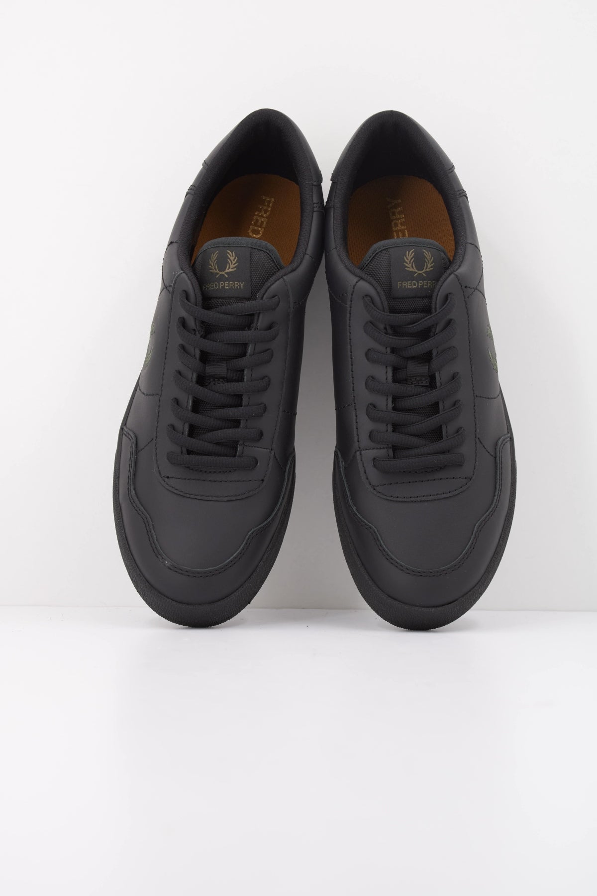 FRED PERRY B11 LEATHER en color NEGRO (5)