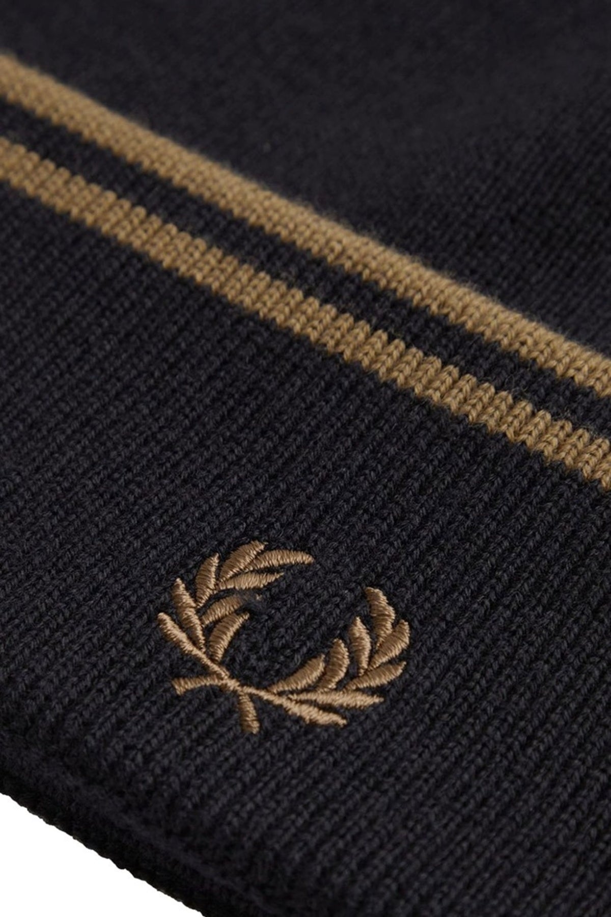 FRED PERRY TWIN TIPPED MERINO WOOL BEANIE en color NEGRO (3)