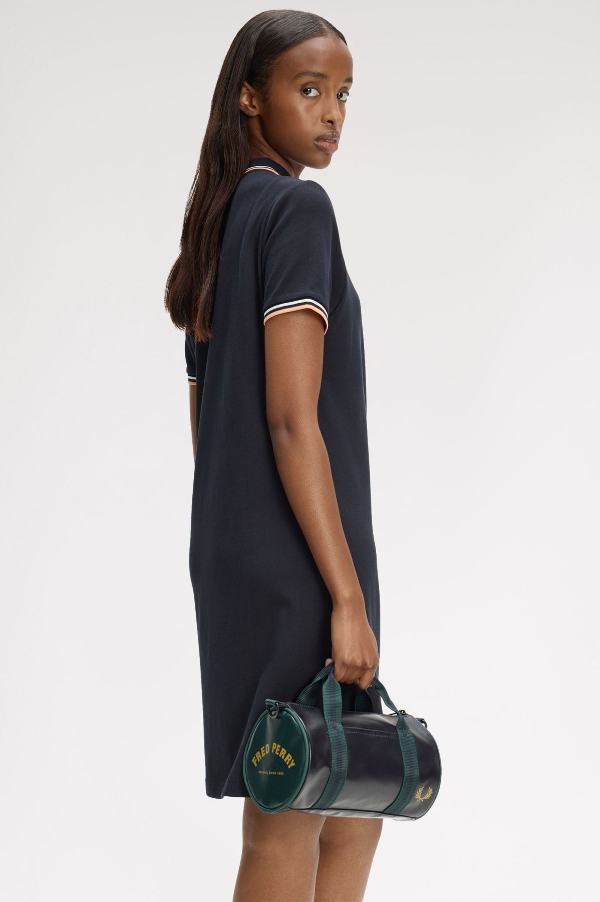 FRED PERRY CLASSIC MINI BARREL BAG en color VERDE (1)