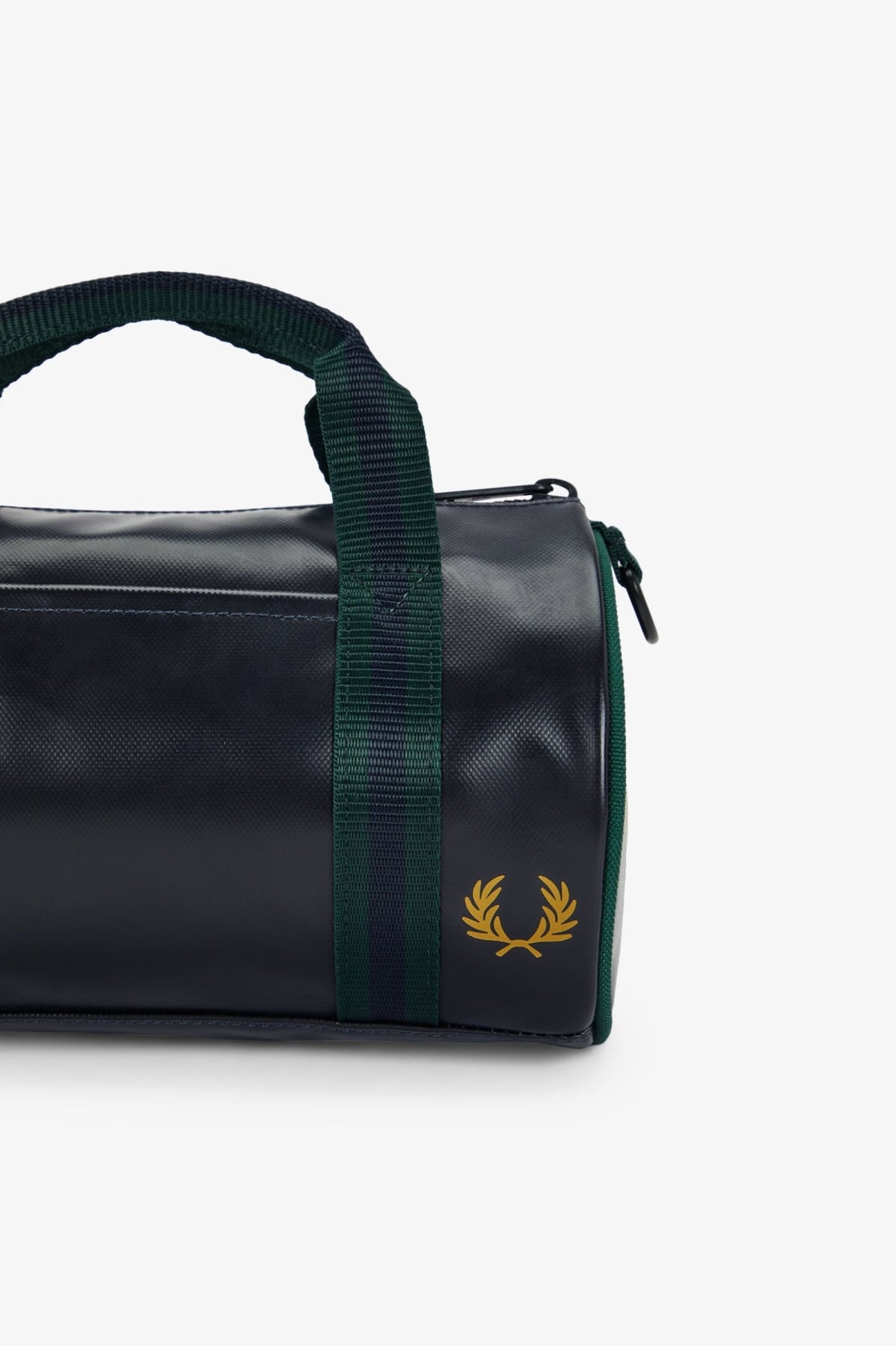 FRED PERRY CLASSIC MINI BARREL BAG L9256FP en color VERDE (4)