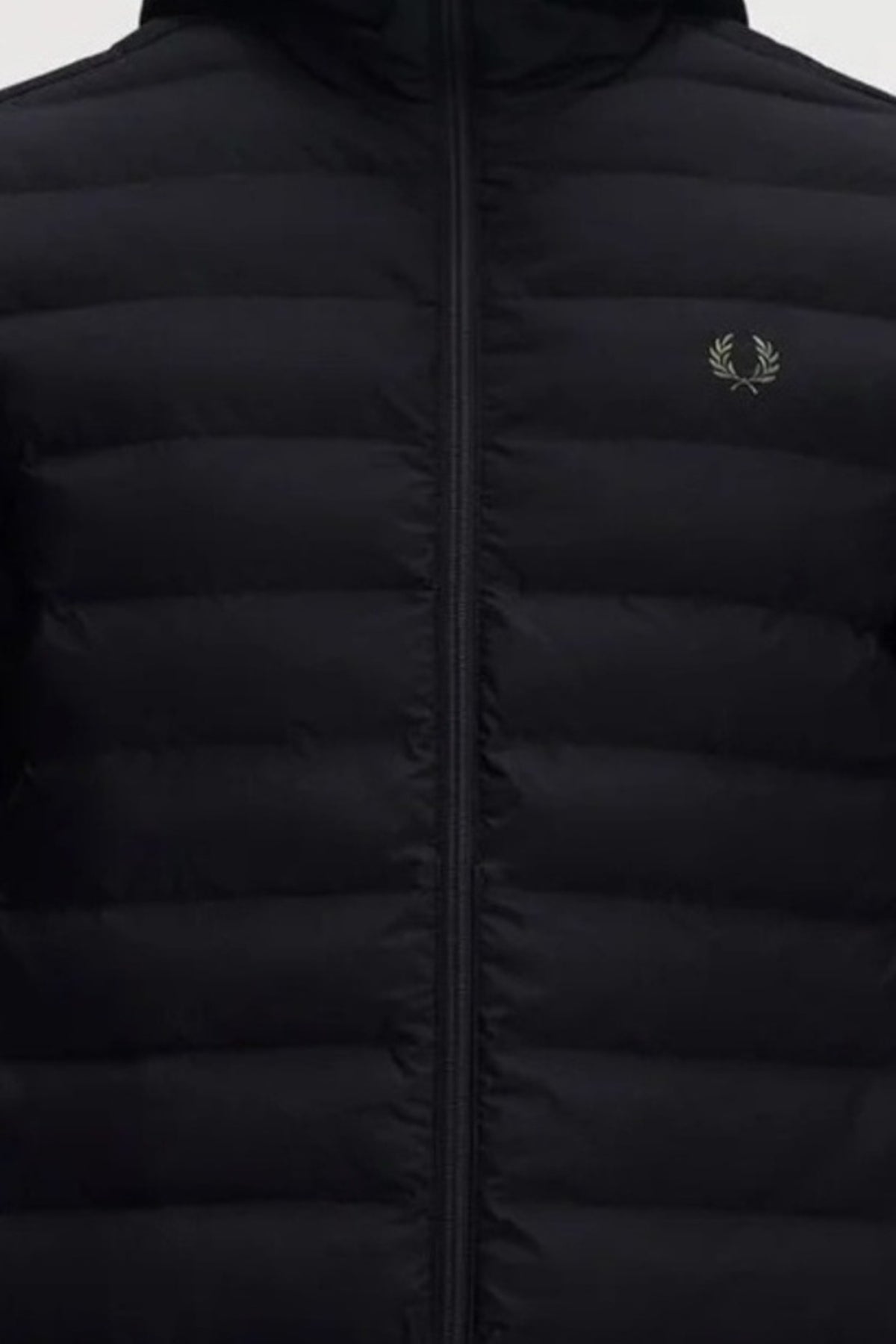 FRED PERRY HOODED INSULATED JACKET J8553FP en color NEGRO (3)