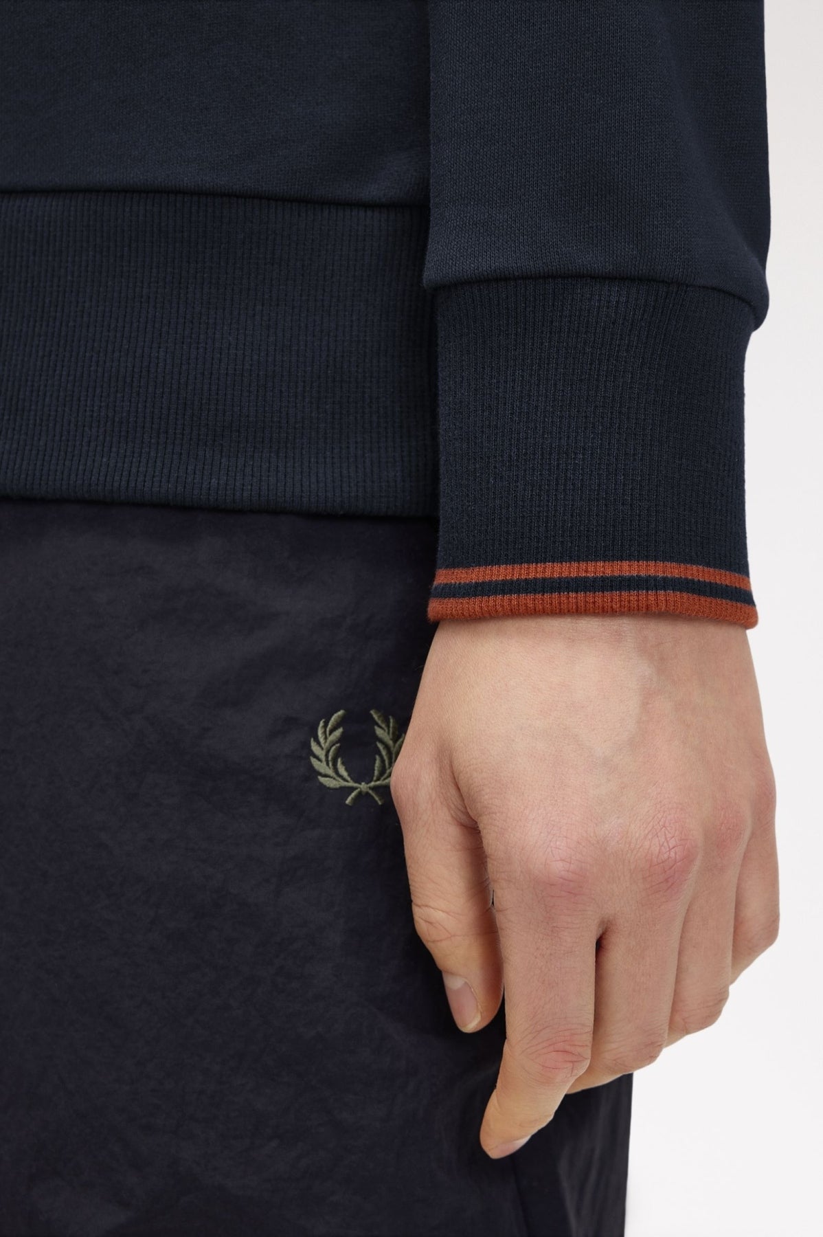 FRED PERRY HALF ZIP COLLARED SWEAT-SHIRT M2426FP en color AZUL (5)