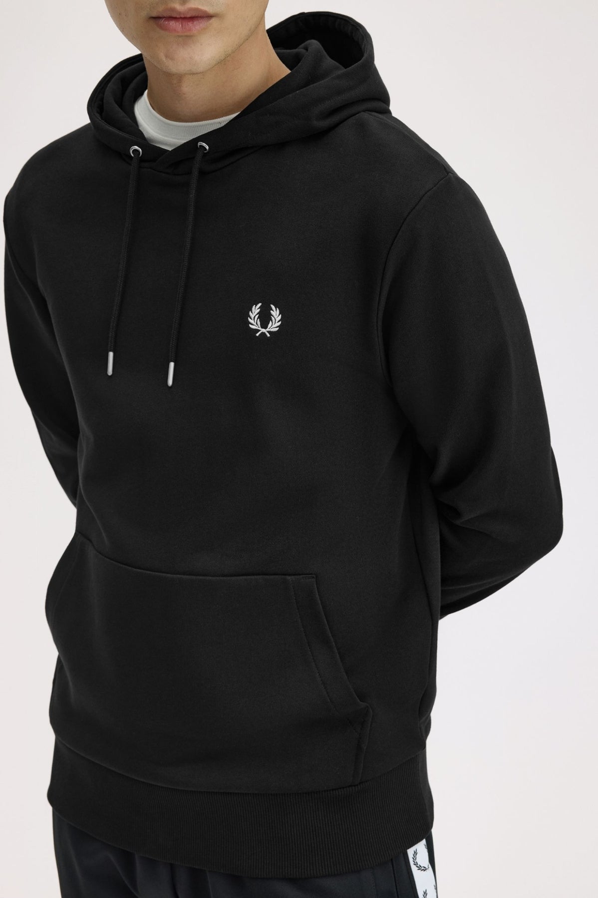 FRED PERRY TIPPED HOODED SWEAT-SHIRT M3492FP en color NEGRO (1)