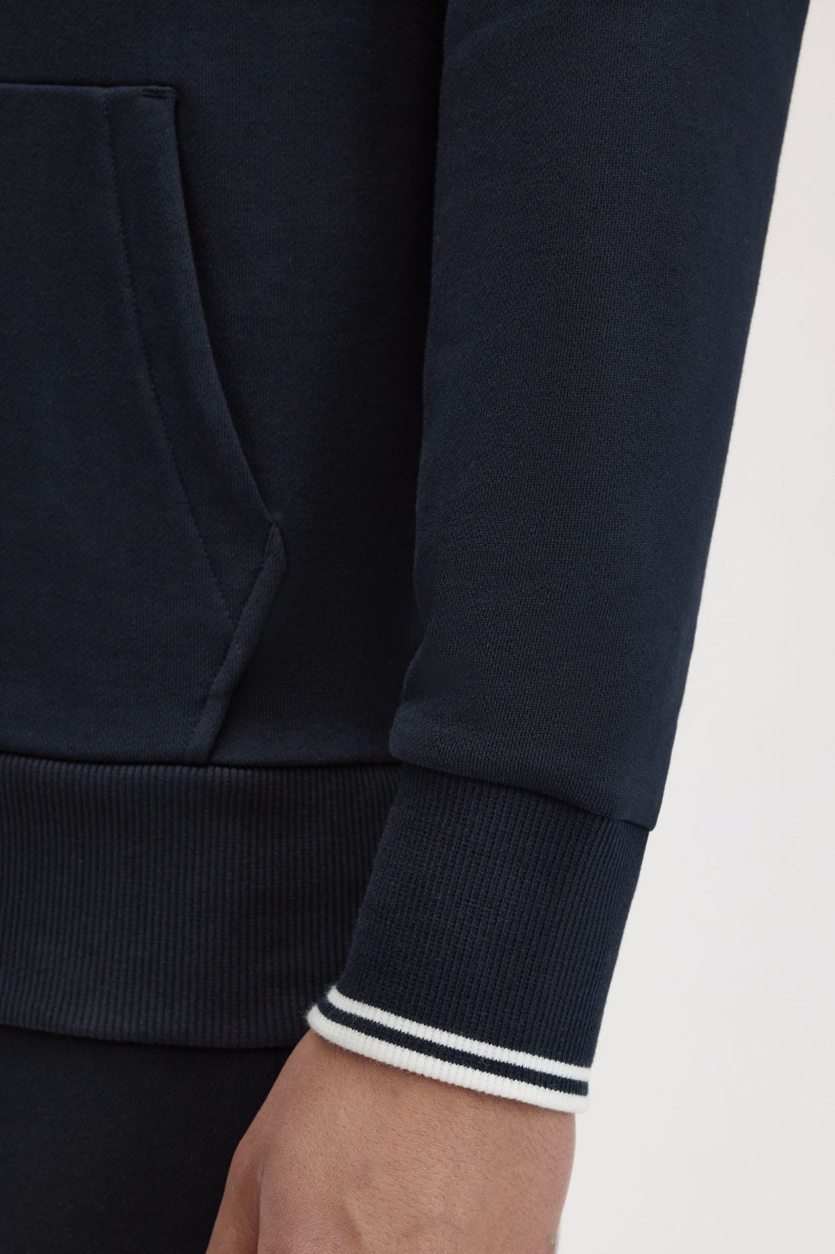 FRED PERRY TIPPED HOODED SWEAT-SHIRT M3492FP en color AZUL (4)