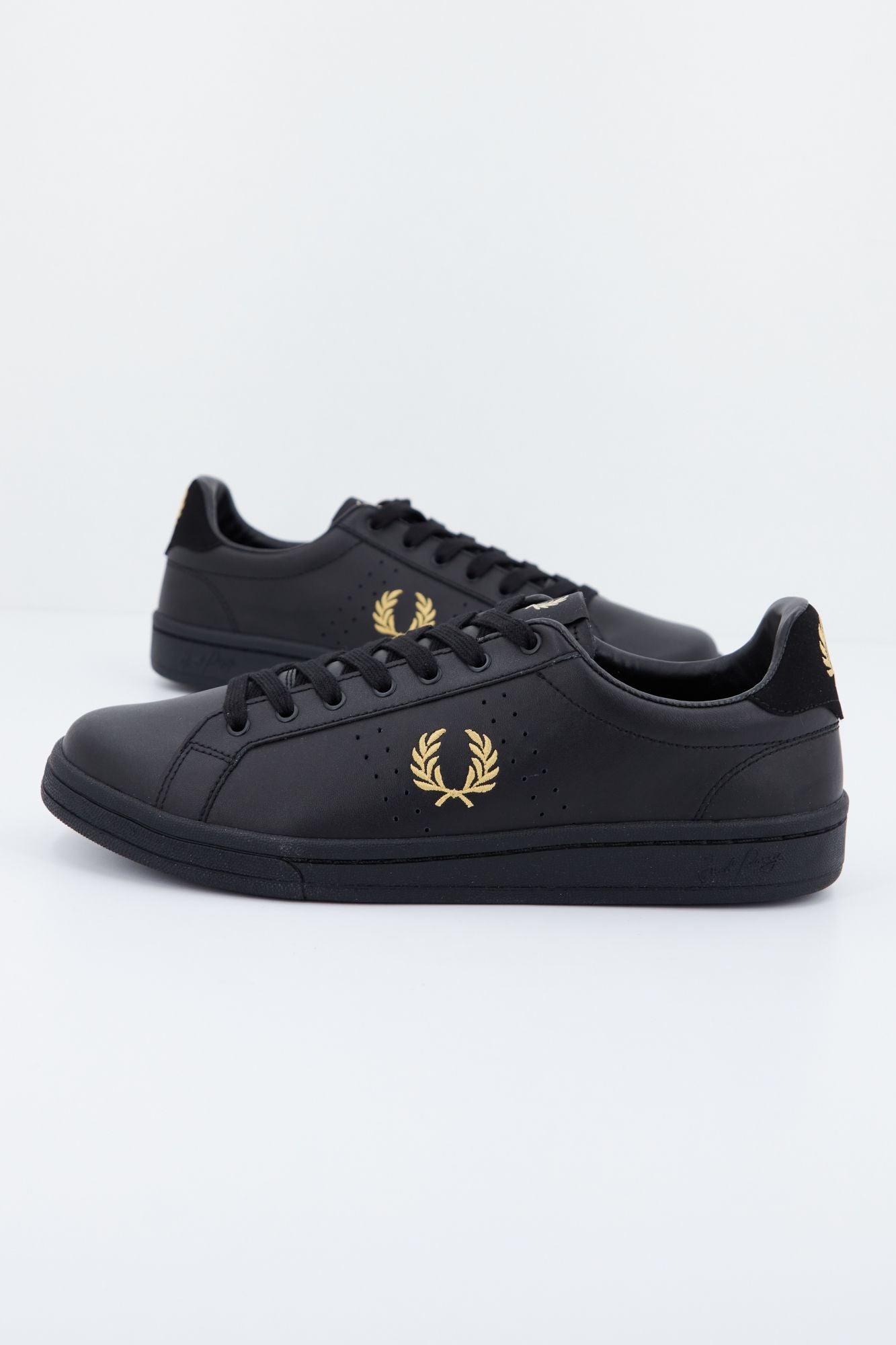 FRED PERRY B721 LEATHER en color NEGRO (2)