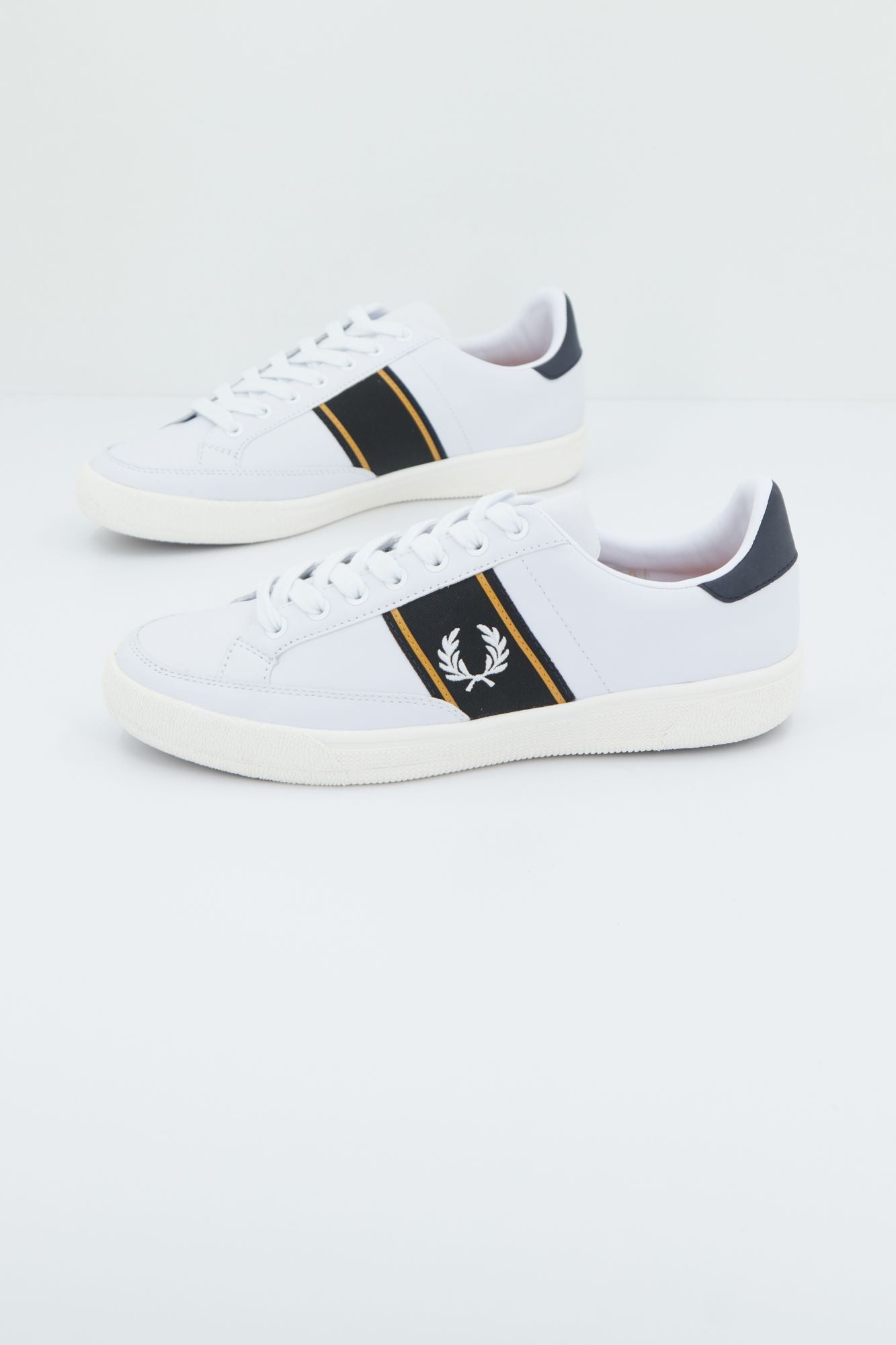 FRED PERRY B35 en color BLANCO (2)