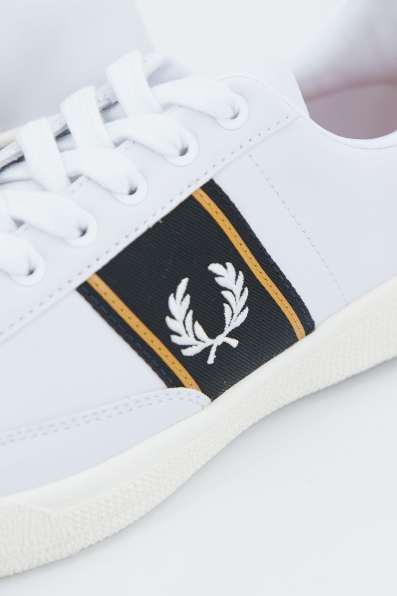 FRED PERRY B35 en color BLANCO (4)