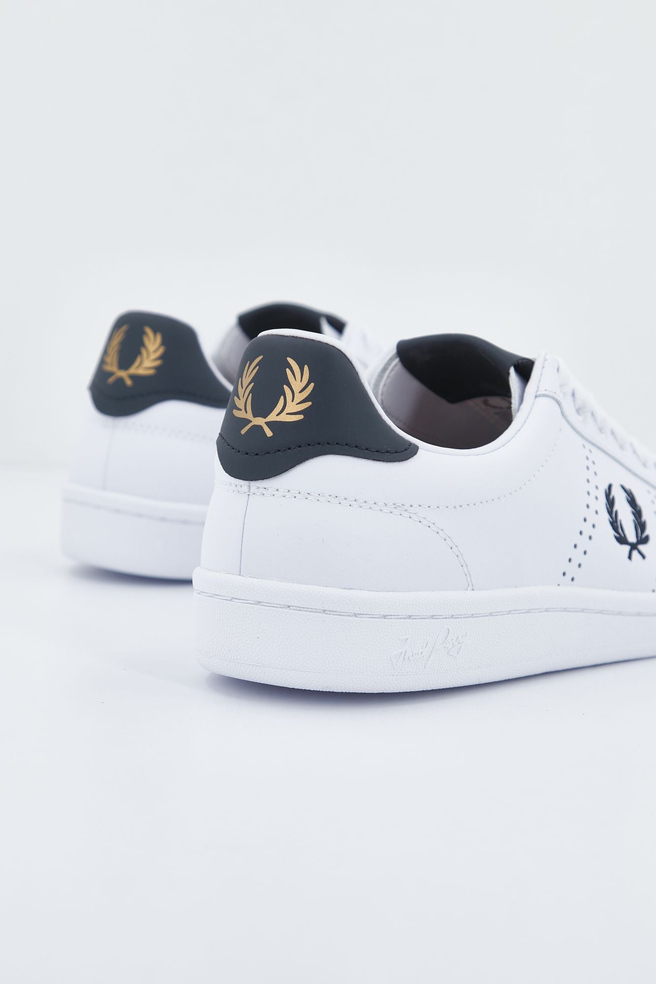 FRED PERRY B721 LEATHER en color BLANCO (3)