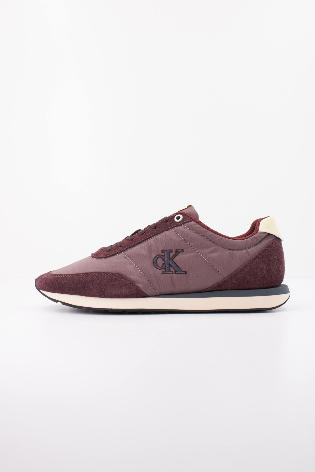 CALVIN KLEIN RETRO RUNNER ESS en color BURDEOS (1)