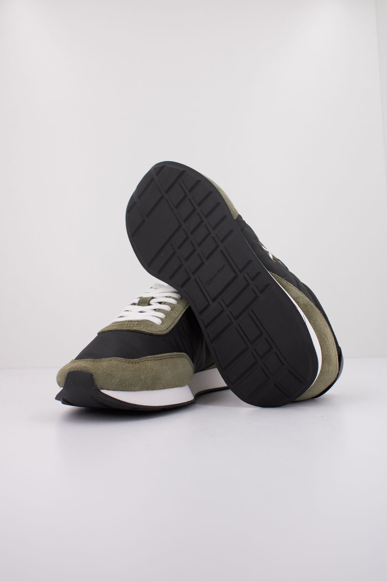 CALVIN KLEIN RETRO RUNNER ESS MIX MAT en color VERDE (5)