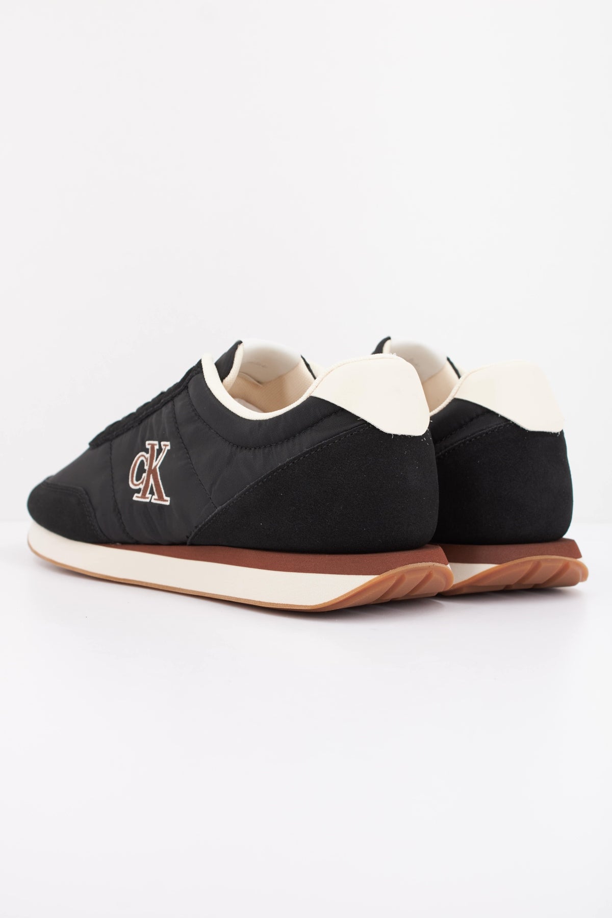 CALVIN KLEIN RETRO RUNNER ESS MIX MAT en color NEGRO (4)