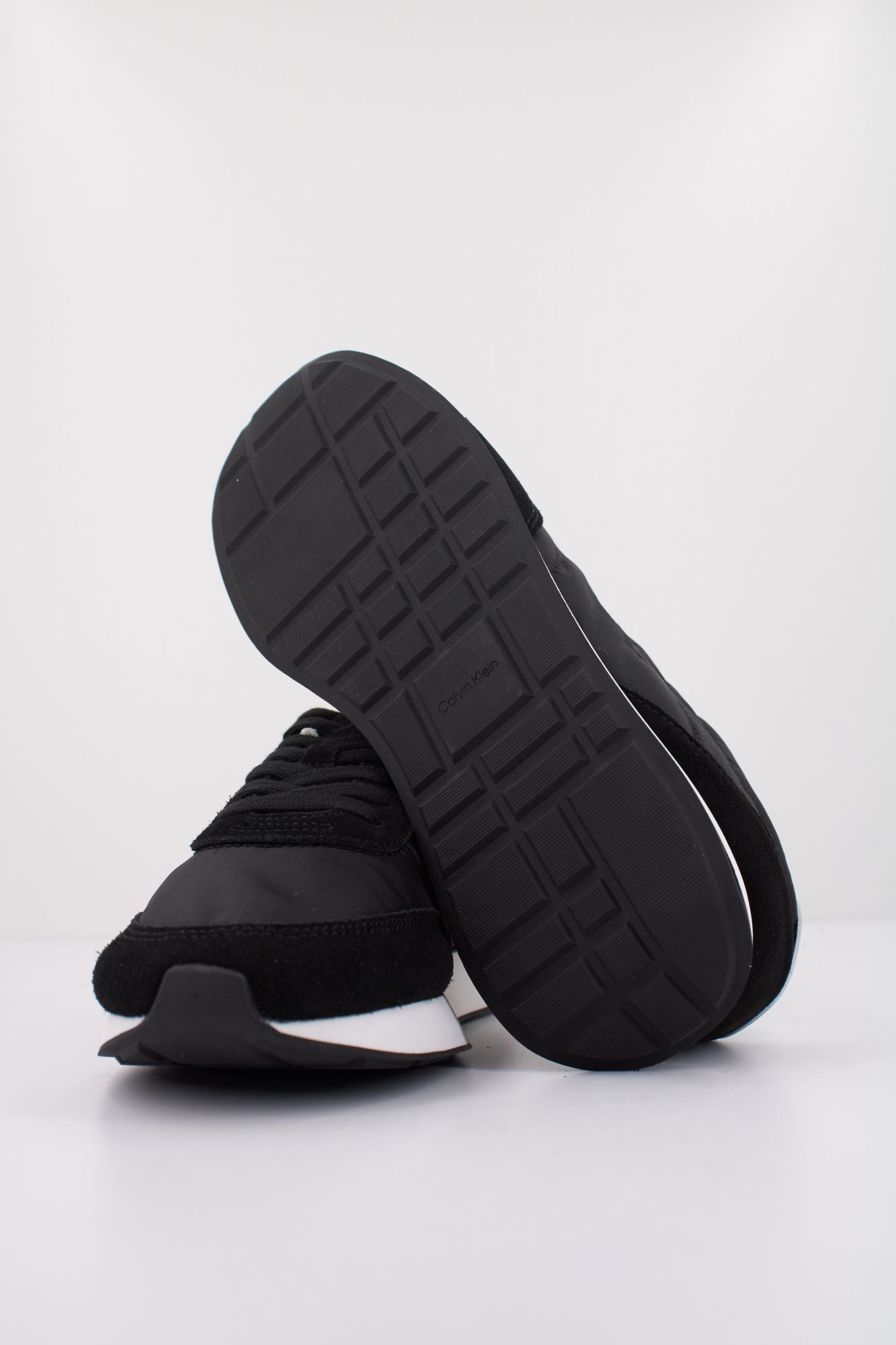 CALVIN KLEIN RETRO RUNNER LACE UP NY en color NEGRO (5)