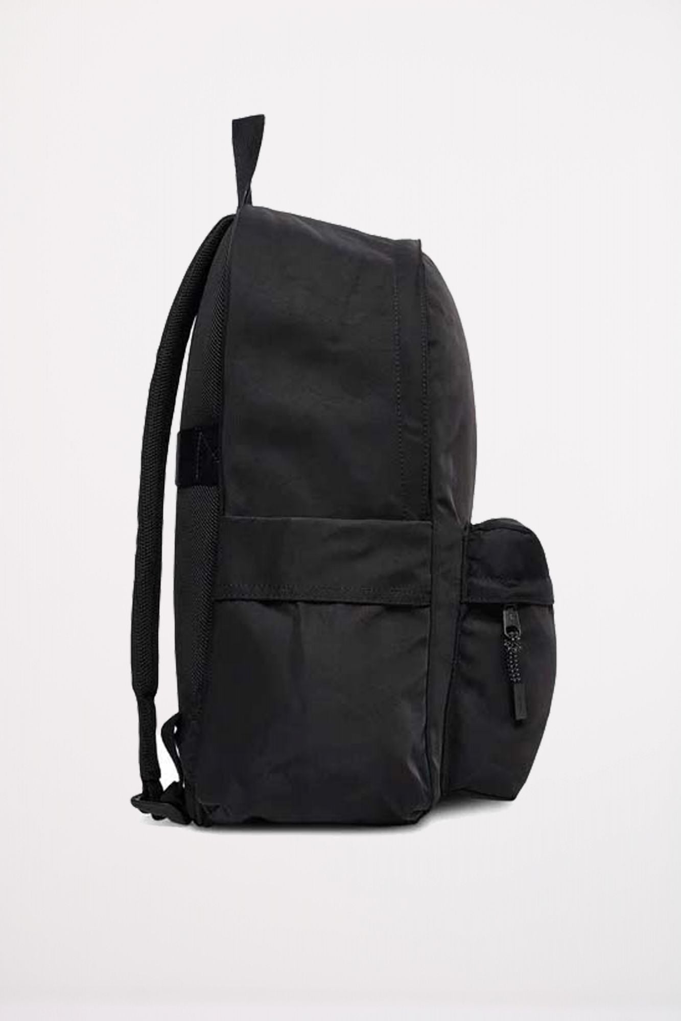 CALVIN KLEIN BOLD ROUND BACKPACK en color NEGRO (2)