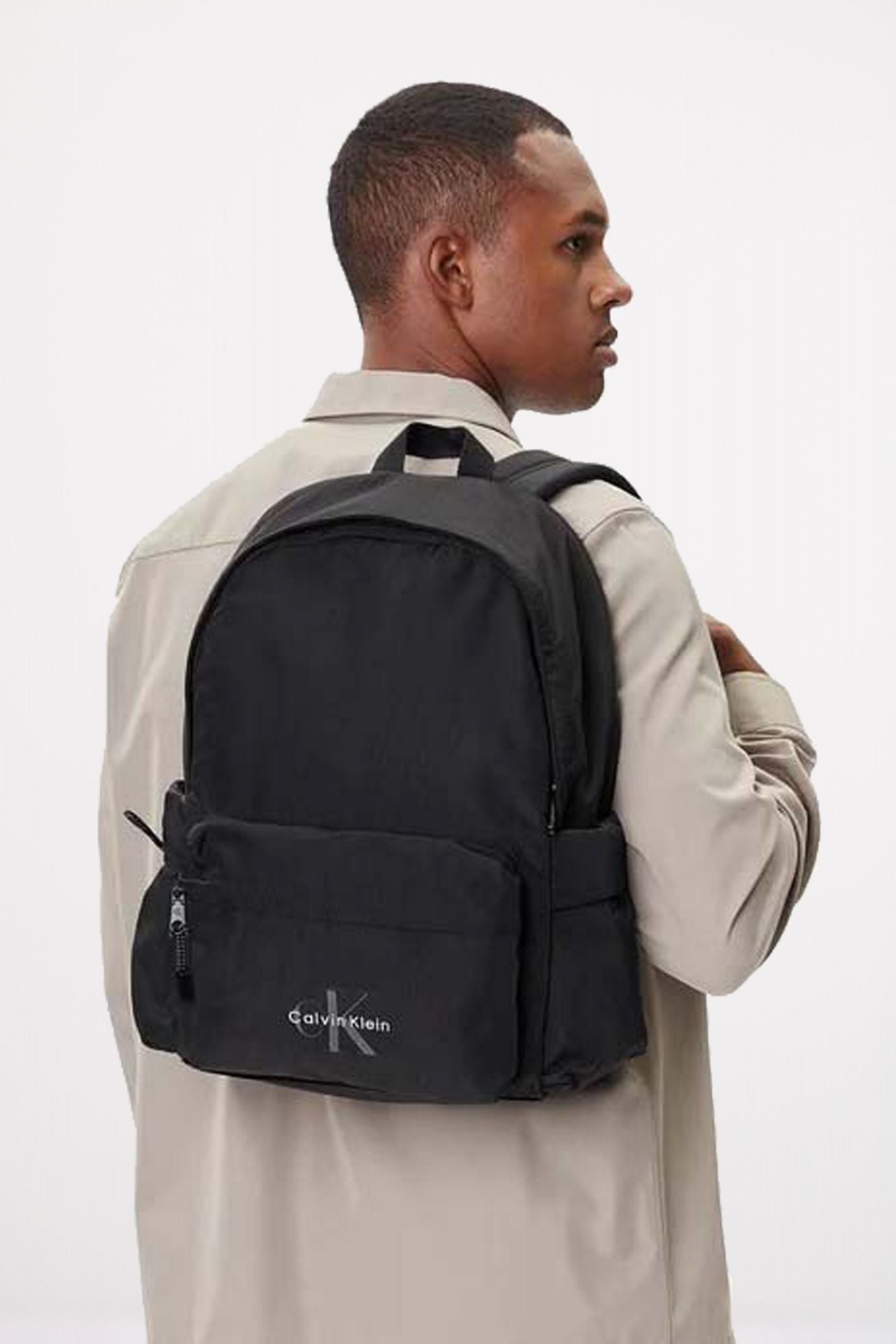 CALVIN KLEIN BOLD ROUND BACKPACK en color NEGRO (4)
