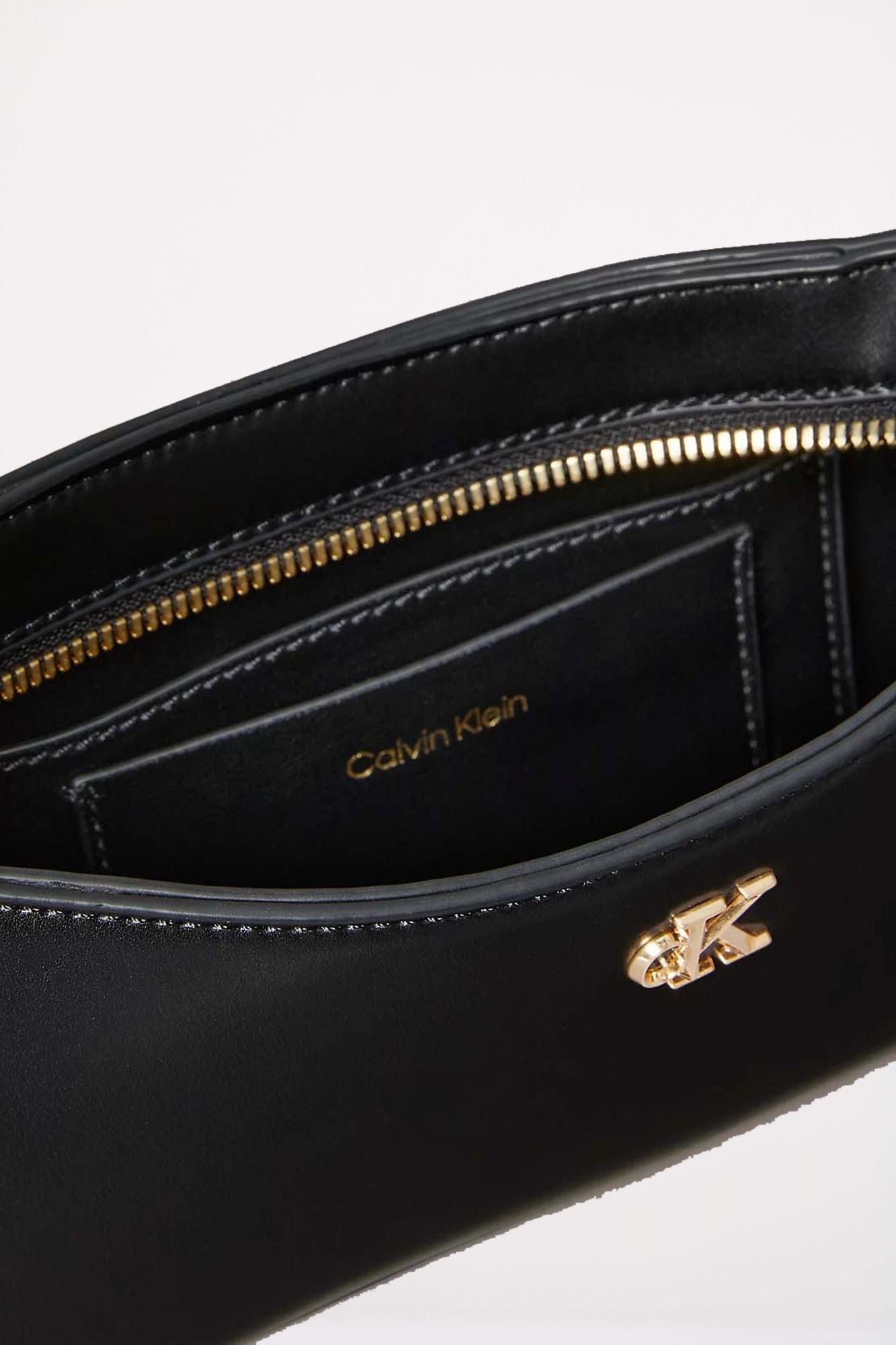 CALVIN KLEIN CK SMALL SHOULDER BAG en color NEGRO (3)