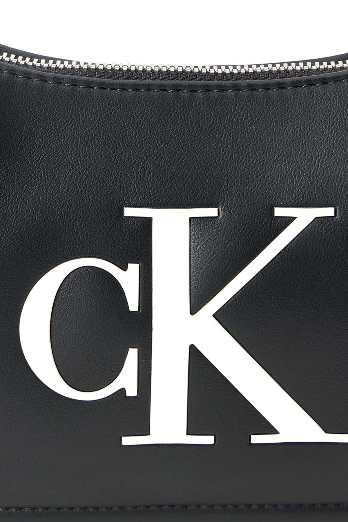 CALVIN KLEIN RAISED CK SMALL SHOULDER en color NEGRO (4)