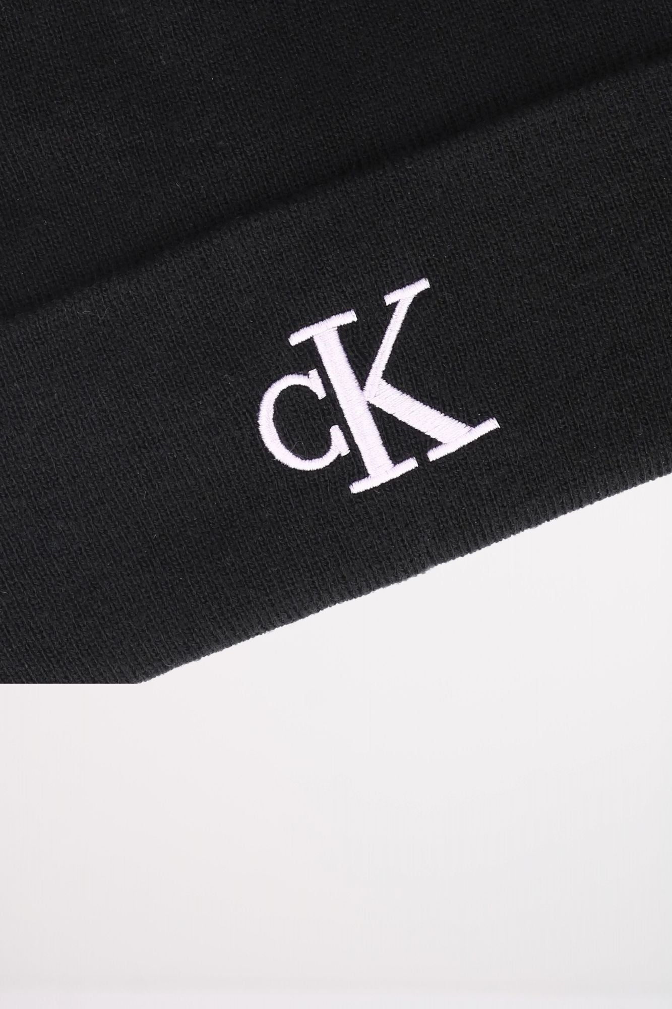 CALVIN KLEIN CK FINE RIB BEANIE en color NEGRO (3)
