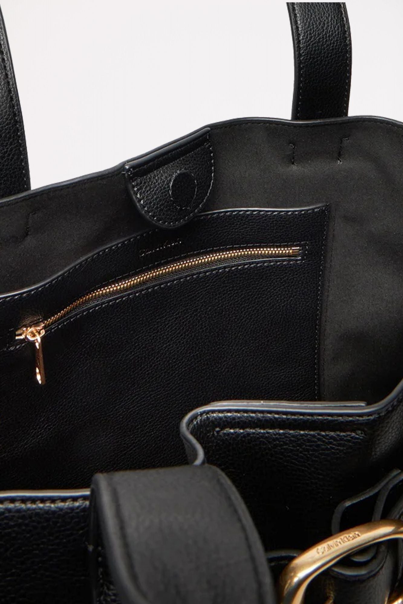 CALVIN KLEIN BUCKLE MEDIUM TOTE en color NEGRO (3)