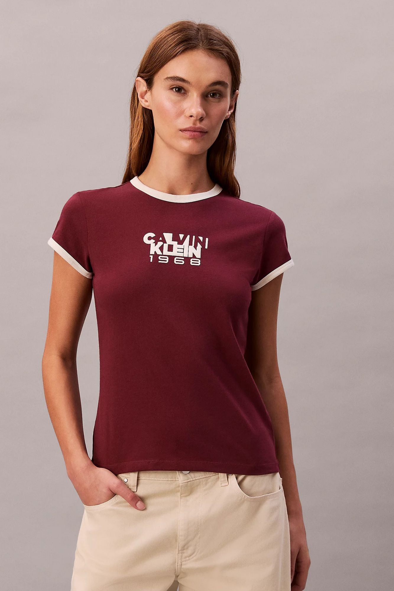 CALVIN KLEIN 1968 GRAPHIC BABY TEE en color BURDEOS (1)