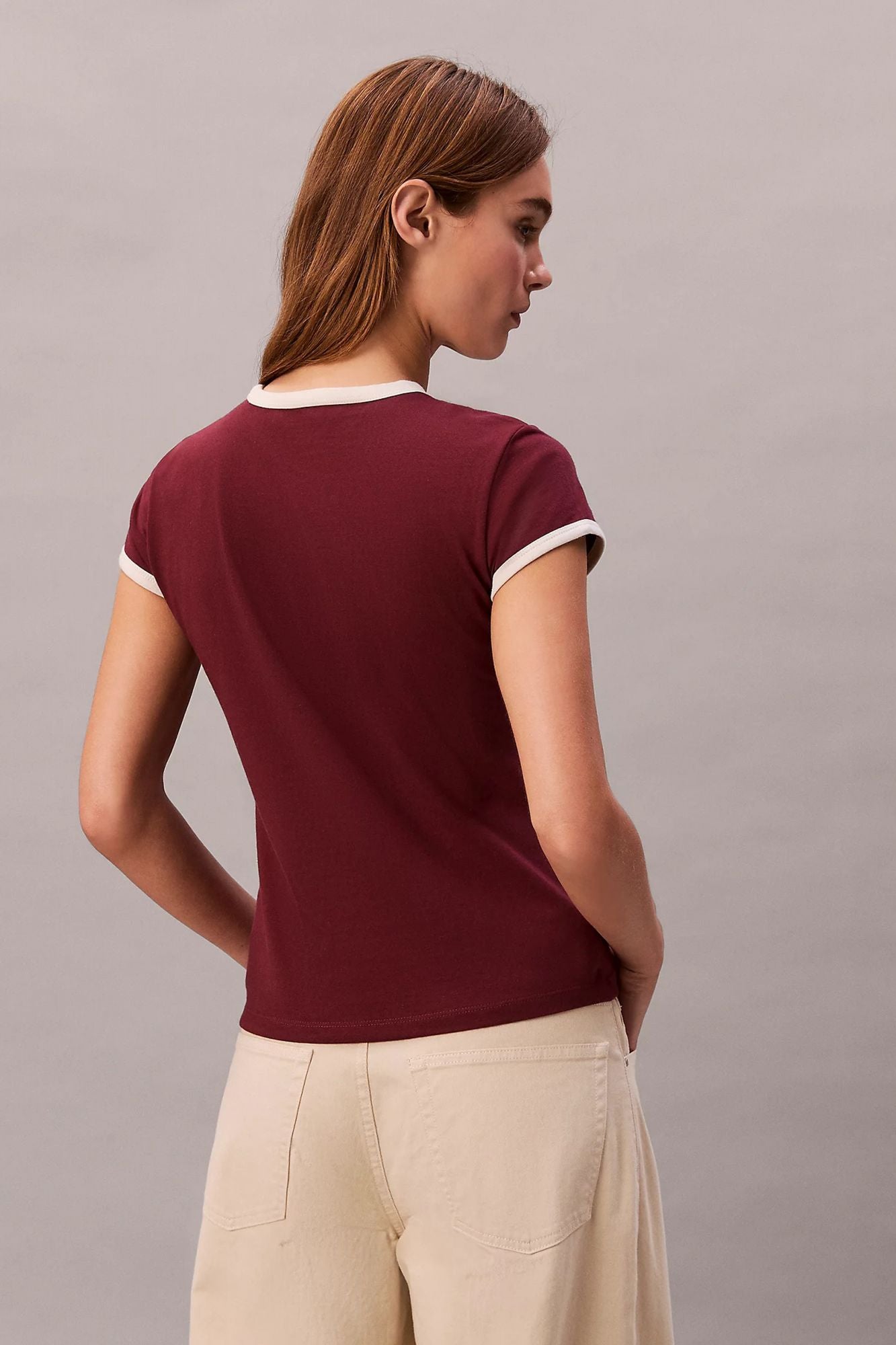 CALVIN KLEIN 1968 GRAPHIC BABY TEE en color BURDEOS (2)