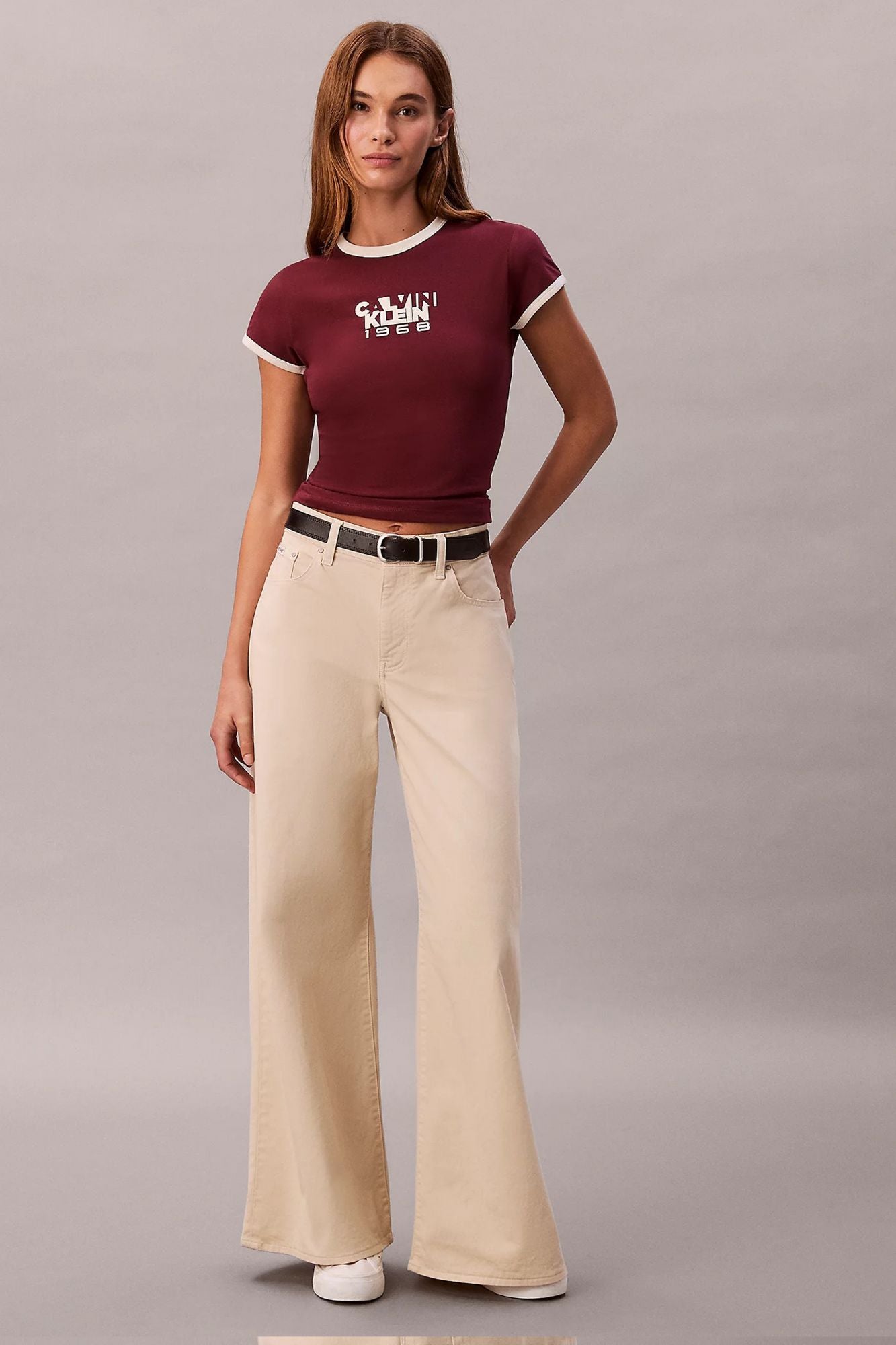 CALVIN KLEIN 1968 GRAPHIC BABY TEE en color BURDEOS (4)