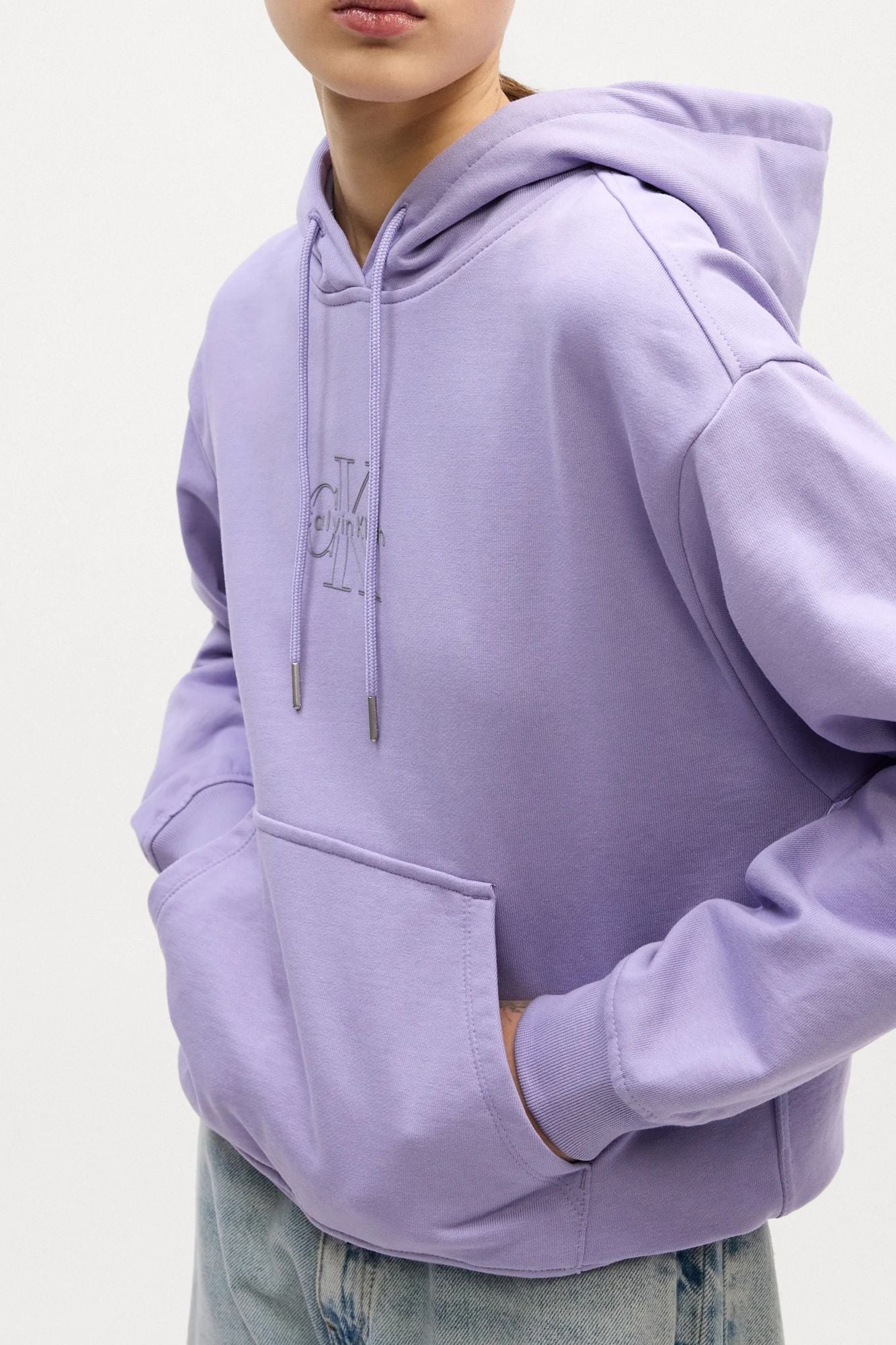 CALVIN KLEIN MONOGRAM GRAPHIC SWEATSHIRT en color VIOLETA (2)