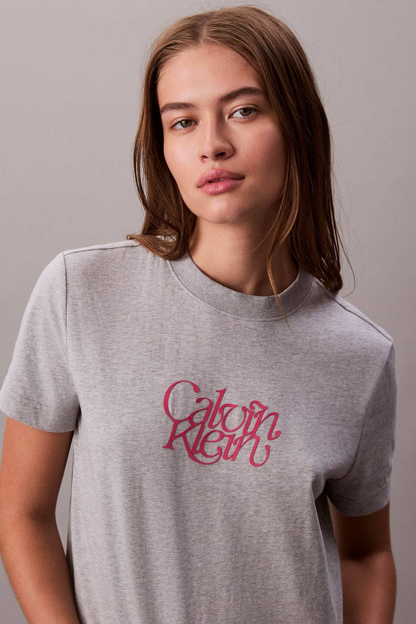 CALVIN KLEIN SS FITTED SCRIPT CALVIN en color GRIS (3)