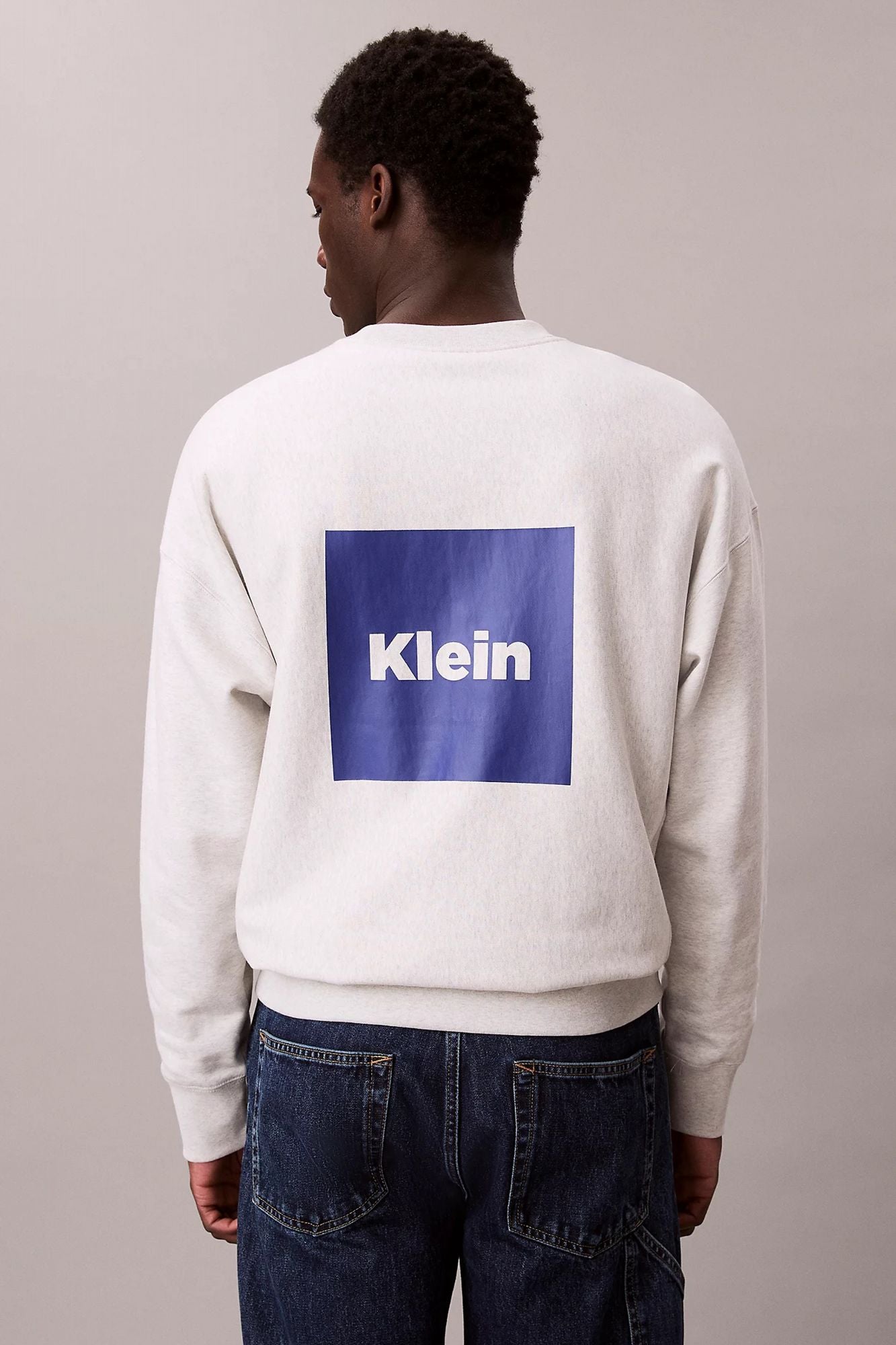 CALVIN KLEIN FLEECE LOGO GRAPHIC SWEATSHIRT en color GRIS (2)