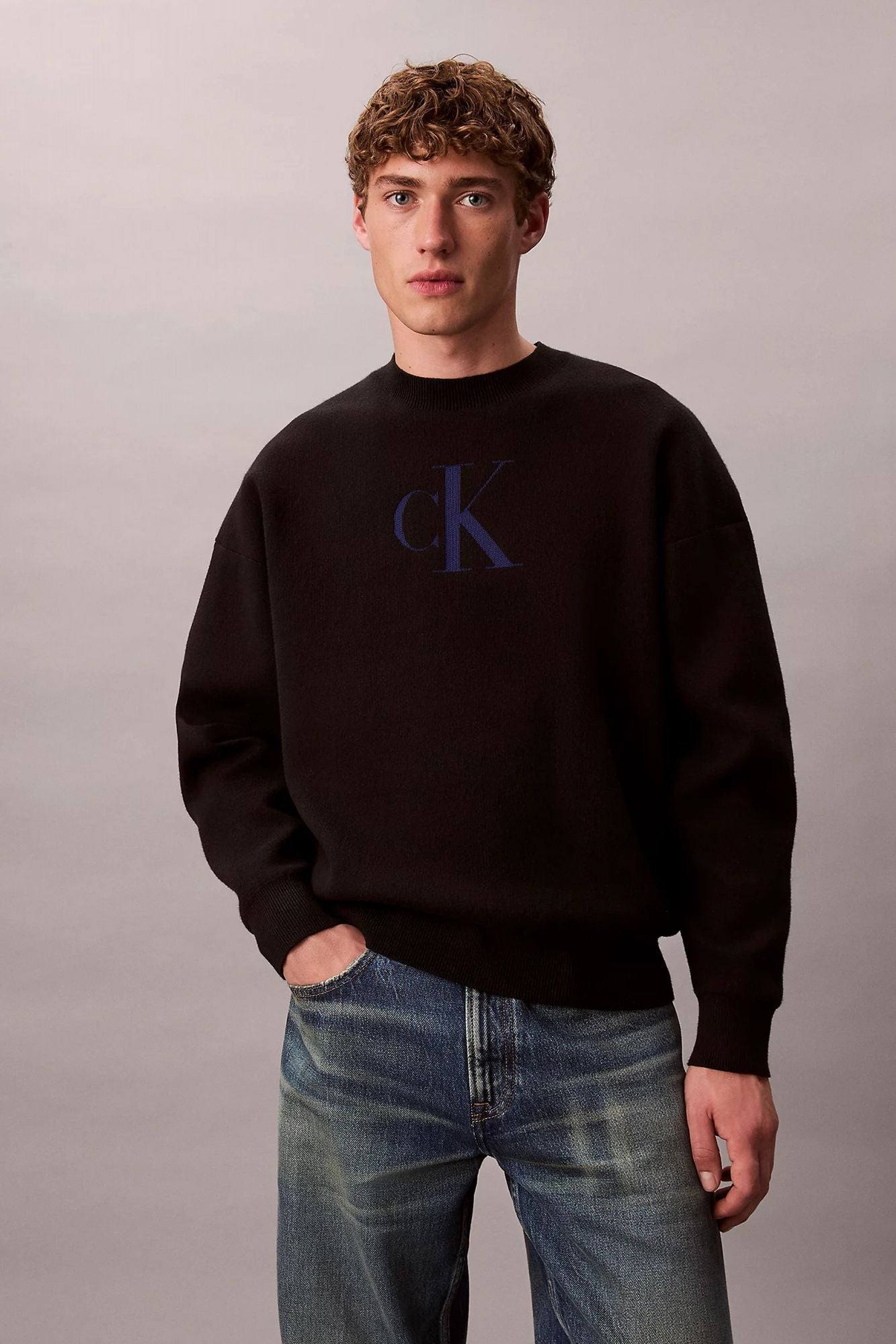 CALVIN KLEIN COTTON BLEND MONOGRAM LOGO RELAXED SWEATER en color NEGRO (1)
