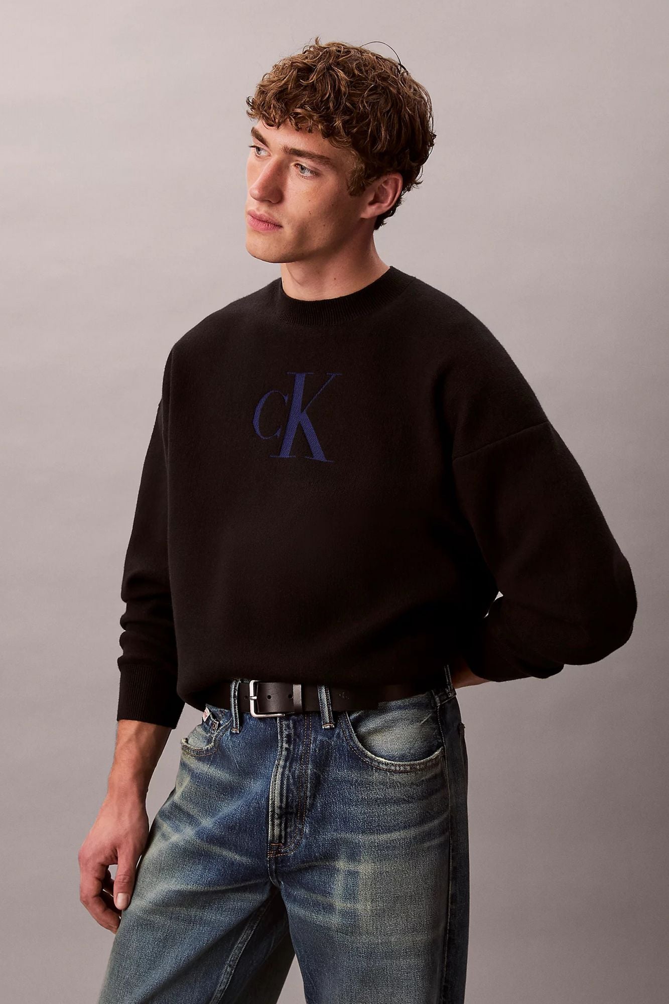CALVIN KLEIN COTTON BLEND MONOGRAM LOGO RELAXED SWEATER en color NEGRO (3)