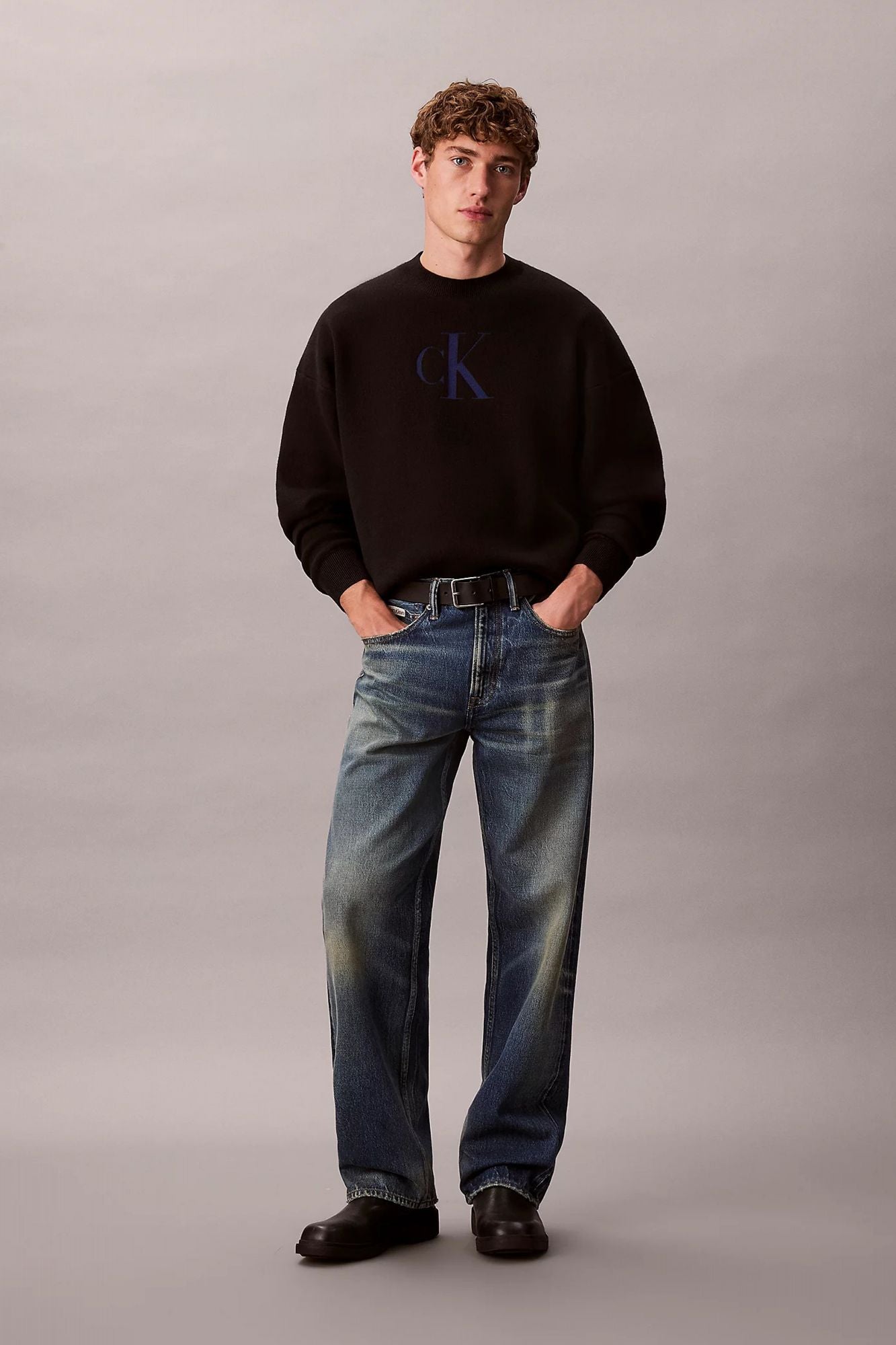 CALVIN KLEIN COTTON BLEND MONOGRAM LOGO RELAXED SWEATER en color NEGRO (4)